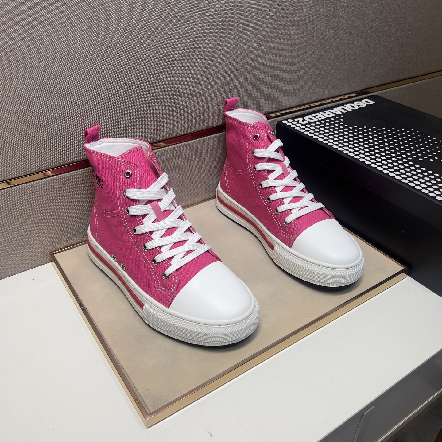 NO:284168,[D2~] Couple casual high-top shoes 2025z cabinet are available simultaneously. Size: 35-44# 1 color upper is made of multi-material splicing mesh inner lining, comfortable and breathable, the original sole is comfortable and wear-resistant and non-slip sole, and the real shot is even better.19860909【D2～】情侣装休闲高帮鞋2025z柜同步发售 码数:35-44# 1个颜色鞋面选用多材质拼接网布内里,舒适透气,鞋底原版舒适耐磨防滑大底,实物拍摄实物更赞,,Men's shoes