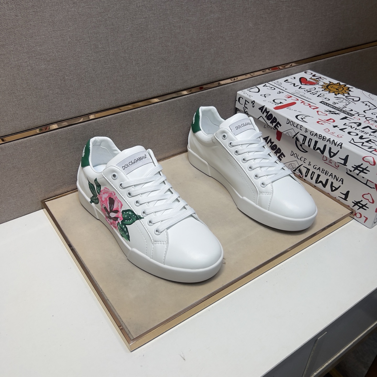 NO:284182,[Dg~] Couple casual shoes 2025z cabinet are available simultaneously. Size: 35-44# 1 color upper is made of multi-material spliced ​​leather inner lining, comfortable and breathable, original sole comfortable and wear-resistant and non-slip sole, real-life shooting is even better, Dolce & Gabbana19860909【Dg～】情侣装休闲鞋2025z柜同步发售 码数:35-44# 1个颜色鞋面选用多材质拼接真皮内里,舒适透气,鞋底原版舒适耐磨防滑大底,实物拍摄实物更赞,,Dolce&Gabbana,Men's shoes