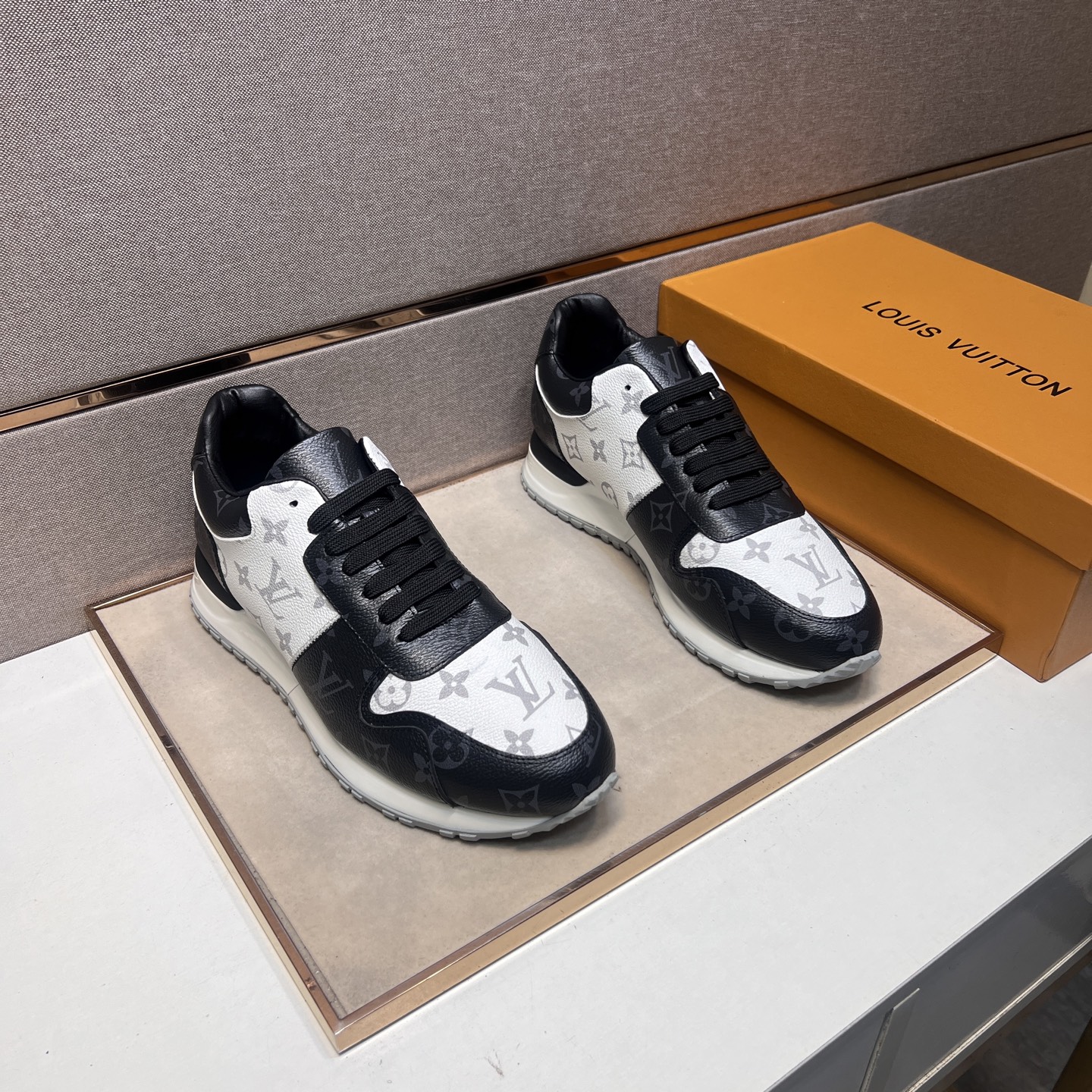 NO:284141,[LV~] Men's casual shoes 2025z cabinet are available simultaneously. Size: 38-44# 3 color uppers are made of multi-material spliced ​​leather inner lining, comfortable and breathable, original sole comfortable and wear-resistant and non-slip sole, real-life shooting is even better, louis vuitton19860909【LV～】男士休闲鞋2025z柜同步发售 码数:38-44# 3个颜色鞋面选用多材质拼接真皮内里,舒适透气,鞋底原版舒适耐磨防滑大底,实物拍摄实物更赞,,louis vuitton,Men's shoes