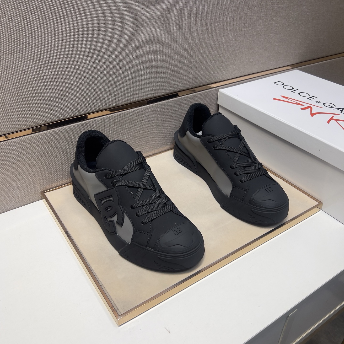 NO:284857,[DG~] Couple casual shoes 2025z cabinet are available simultaneously. Size: 35-44# 1 color upper is made of multi-material splicing towel inside, comfortable and breathable, original sole is comfortable and wear-resistant and non-slip sole, and the real thing is even better. Dolce & Gabbana is a perfect shot.19860909【DG～】情侣装休闲鞋2025z柜同步发售 码数:35-44# 1个颜色鞋面选用多材质拼接毛巾内里,舒适透气,鞋底原版舒适耐磨防滑大底,实物拍摄实物更赞,,Dolce&Gabbana,Men's shoes