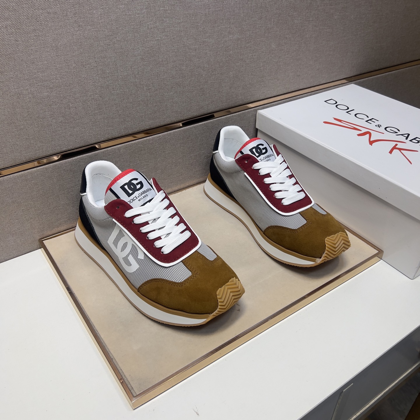 NO:284863,[DG~] Couple casual shoes 2025z cabinet are available simultaneously. Size: 36-44# 1 color upper is made of multi-material splicing mesh inner lining, comfortable and breathable, original sole is comfortable and wear-resistant and non-slip sole, and the real thing is even better. Dolce & Gabbana is a perfect shot.19860909【DG～】情侣装休闲鞋2025z柜同步发售 码数:36-44# 1个颜色鞋面选用多材质拼接网布内里,舒适透气,鞋底原版舒适耐磨防滑大底,实物拍摄实物更赞,,Dolce&Gabbana,Men's shoes