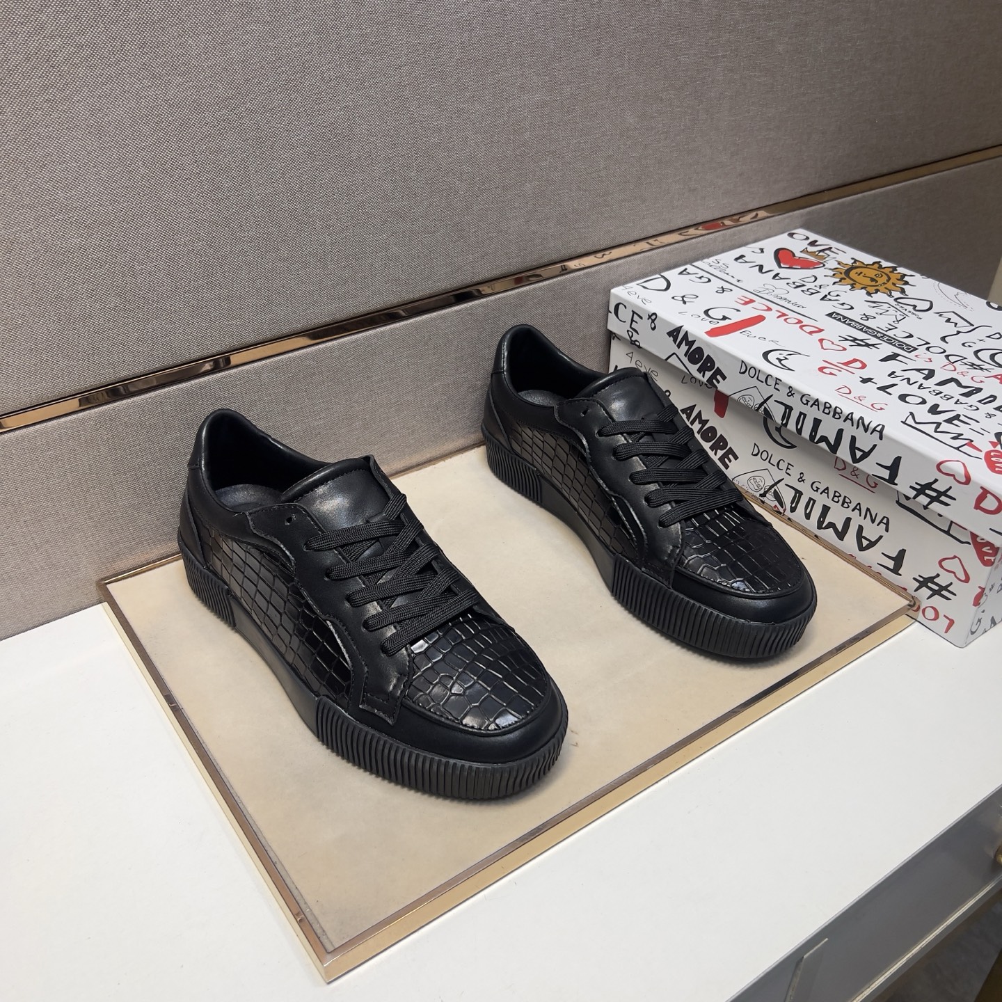 NO:284869,[DG~] Men's casual shoes 2025z cabinet are available simultaneously. Size: 38-44# 1 color upper is made of multi-material spliced ​​leather inner lining, comfortable and breathable, original sole is comfortable and wear-resistant and non-slip sole, and the real thing is even better. Dolce & Gabbana is a great shot.19860909【DG～】男士休闲鞋2025z柜同步发售 码数:38-44# 1个颜色鞋面选用多材质拼接真皮内里,舒适透气,鞋底原版舒适耐磨防滑大底,实物拍摄实物更赞,,Dolce&Gabbana,Men's shoes