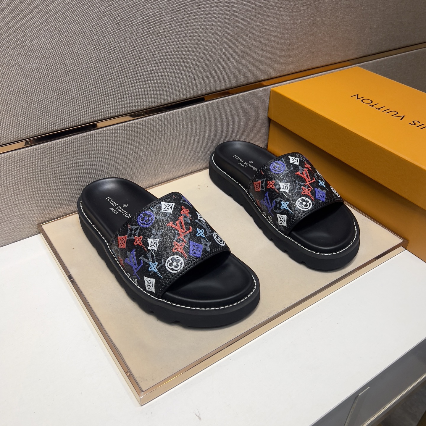 NO:346331,[LV~] Men's casual slippers 2025z cabinet are available simultaneously. Size: 38-44# 2 colors uppers are made of multi-material spliced ​​leather inner lining, comfortable and breathable, original sole comfortable and wear-resistant and non-slip sole, real-life shooting is even better, louis vuitton, slippers19860909【LV～】男士休闲拖鞋2025z柜同步发售 码数:38-44# 2个颜色鞋面选用多材质拼接真皮内里,舒适透气,鞋底原版舒适耐磨防滑大底,实物拍摄实物更赞,,louis vuitton,slippers,Men's shoes