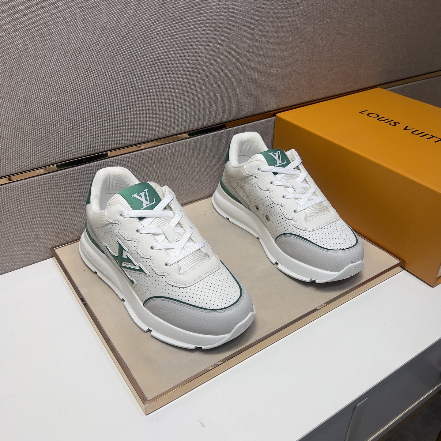 NO:347253,[LV~] Couple casual shoes 2025z cabinet are available simultaneously. Size: Women's 36-39, men's 38-44, 45, 46 customized# 4 color uppers are made of multi-material splicing mesh inner lining, comfortable and breathable, original sole comfortable and wear-resistant and non-slip sole, real-life shooting is even better, louis vuitton19860909【LV～】情侣装休闲鞋2025z柜同步发售 码数:女36-39,男38-44,45、46订做# 4个颜色鞋面选用多材质拼接网布内里,舒适透气,鞋底原版舒适耐磨防滑大底,实物拍摄实物更赞,,louis vuitton,Men's shoes