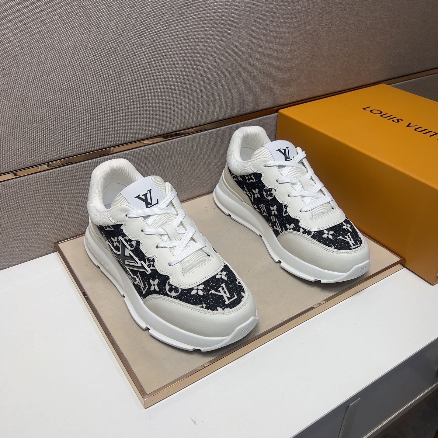 NO:347266,[LV~] Couple casual shoes 2025z cabinet are available simultaneously. Size: 36-39 for women, 38-44 for men, 45 and 46 for customization# 2 colors of the uppers are made of multi-material splicing mesh, comfortable and breathable, original sole comfortable and wear-resistant and non-slip sole, real shots are even better, louis vuitton19860909【LV～】情侣装休闲鞋2025z柜同步发售 码数:女36-39,男38-44,45、46订做# 2个颜色鞋面选用多材质拼接网布内里,舒适透气,鞋底原版舒适耐磨防滑大底,实物拍摄实物更赞,,louis vuitton,Men's shoes