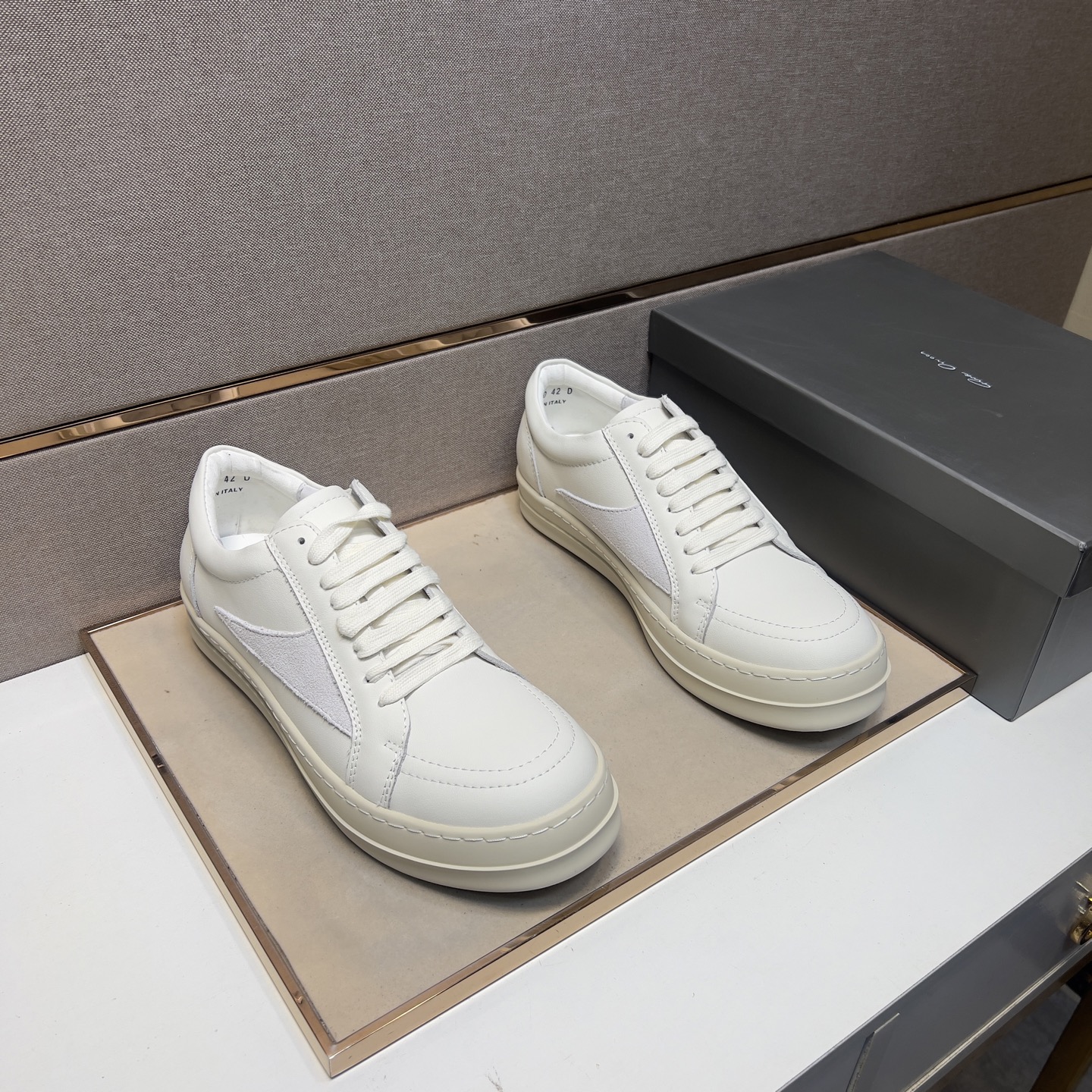 NO:347283,[Europe ~] Couple casual shoes are available at the same time in 2025z cabinet. Size: 35-47# 1 color upper is made of cowhide spliced ​​leather inner lining, comfortable and breathable, original sole is comfortable and wear-resistant, real-life shooting is even better, cowhide19860909【欧～】情侣装休闲鞋 2025z柜同步发售 码数:35-47# 1个颜色鞋面选用牛皮拼接真皮内里,舒适透气,鞋底原版舒适耐磨大底,实物拍摄实物更赞,,cowhide,Men's shoes