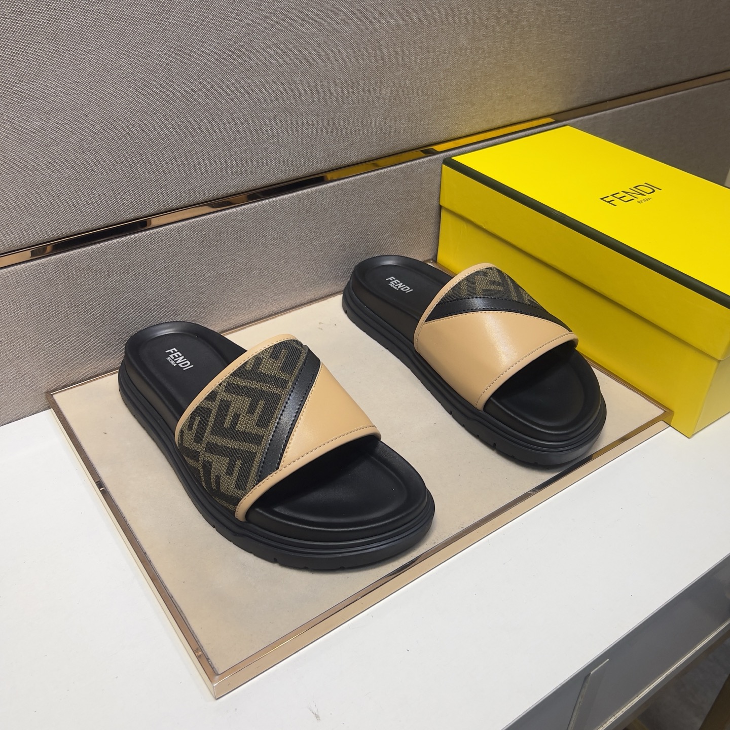 NO:347307,【Fen~】Men's casual slippers are available simultaneously in 2025z cabinet. Size: 38-44 # 5 color uppers are made of multi-material spliced ​​leather inner lining, comfortable and breathable, original sole is comfortable and wear-resistant, real-life shooting is even better, slippers19860909【芬～】男士休闲拖鞋 2025z柜同步发售 码数:38-44 # 5个颜色鞋面选用多材质拼接真皮内里,舒适透气,鞋底原版舒适耐磨大底,实物拍摄实物更赞,,slippers,Men's shoes