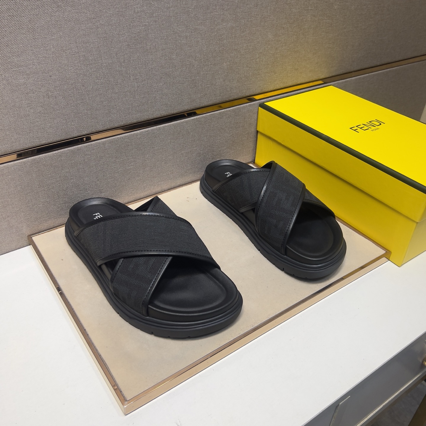 NO:348063,【Fen~】Men's casual slippers are available simultaneously in 2025z cabinet. Size: 38-44 # 3 color uppers are made of multi-material spliced ​​leather inner lining, comfortable and breathable, original sole is comfortable and wear-resistant, real-life shooting is even better, slippers19860909【芬～】男士休闲拖鞋 2025z柜同步发售 码数:38-44 # 3个颜色鞋面选用多材质拼接真皮内里,舒适透气,鞋底原版舒适耐磨大底,实物拍摄实物更赞,,slippers,Men's shoes