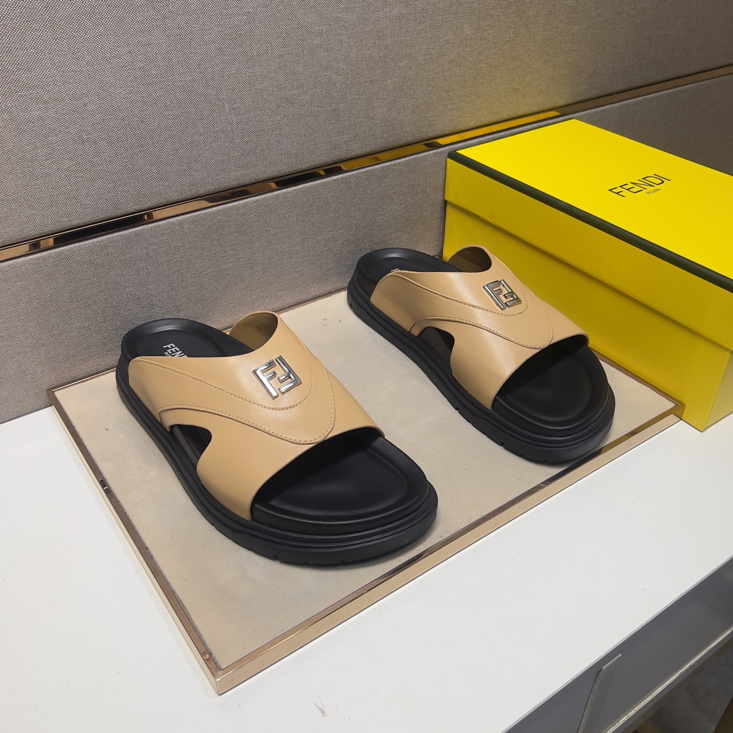 NO:348071,[Fen~] Men's casual slippers are available simultaneously in 2025z cabinet. Size: 38-44 # 2 color uppers are made of multi-material spliced ​​leather inner lining, comfortable and breathable, original sole is comfortable and wear-resistant, real-life shooting is even better, slippers19860909【芬～】男士休闲拖鞋 2025z柜同步发售 码数:38-44 # 2个颜色鞋面选用多材质拼接真皮内里,舒适透气,鞋底原版舒适耐磨大底,实物拍摄实物更赞,,slippers,Men's shoes