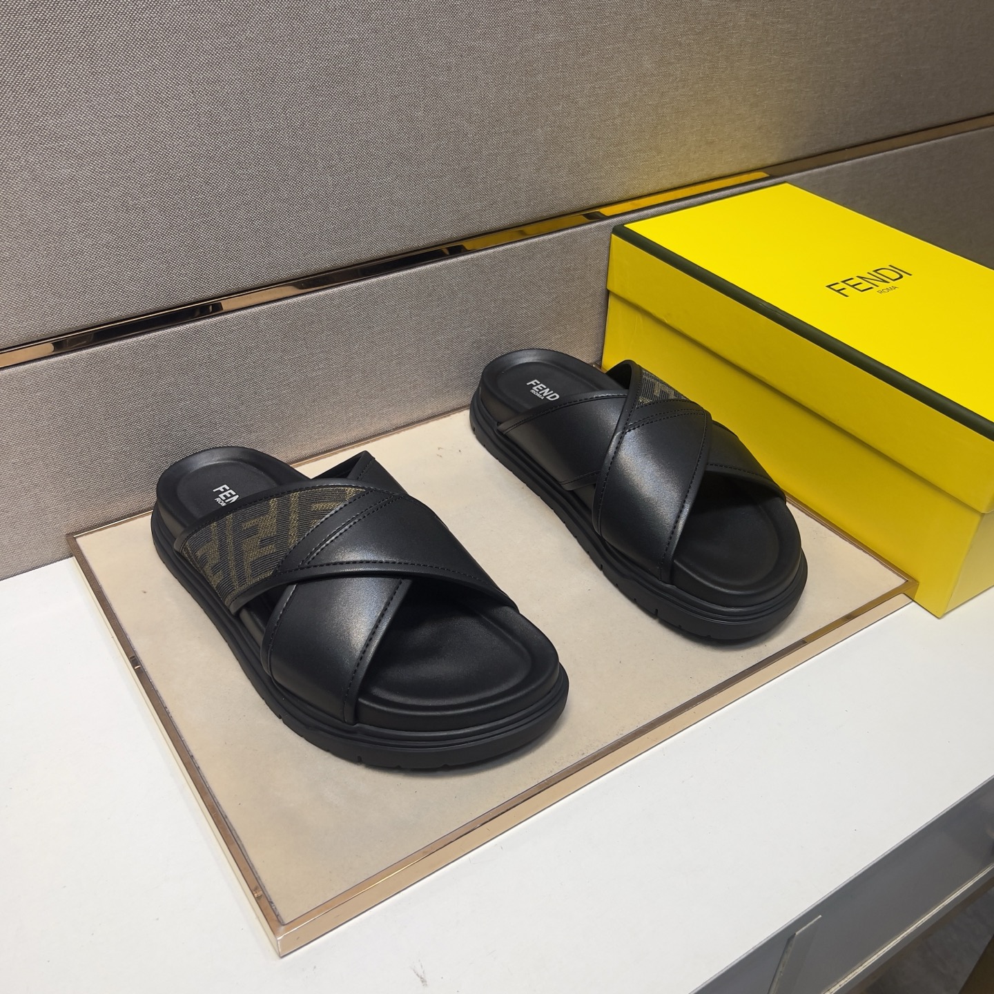 NO:348091,【Fen~】Men's casual slippers are available simultaneously in 2025z cabinet. Size: 38-44 # 5 color uppers are made of multi-material spliced ​​leather inner lining, comfortable and breathable, original sole is comfortable and wear-resistant, real-life shooting is even better, slippers19860909【芬～】男士休闲拖鞋 2025z柜同步发售 码数:38-44 # 5个颜色鞋面选用多材质拼接真皮内里,舒适透气,鞋底原版舒适耐磨大底,实物拍摄实物更赞,,slippers,Men's shoes