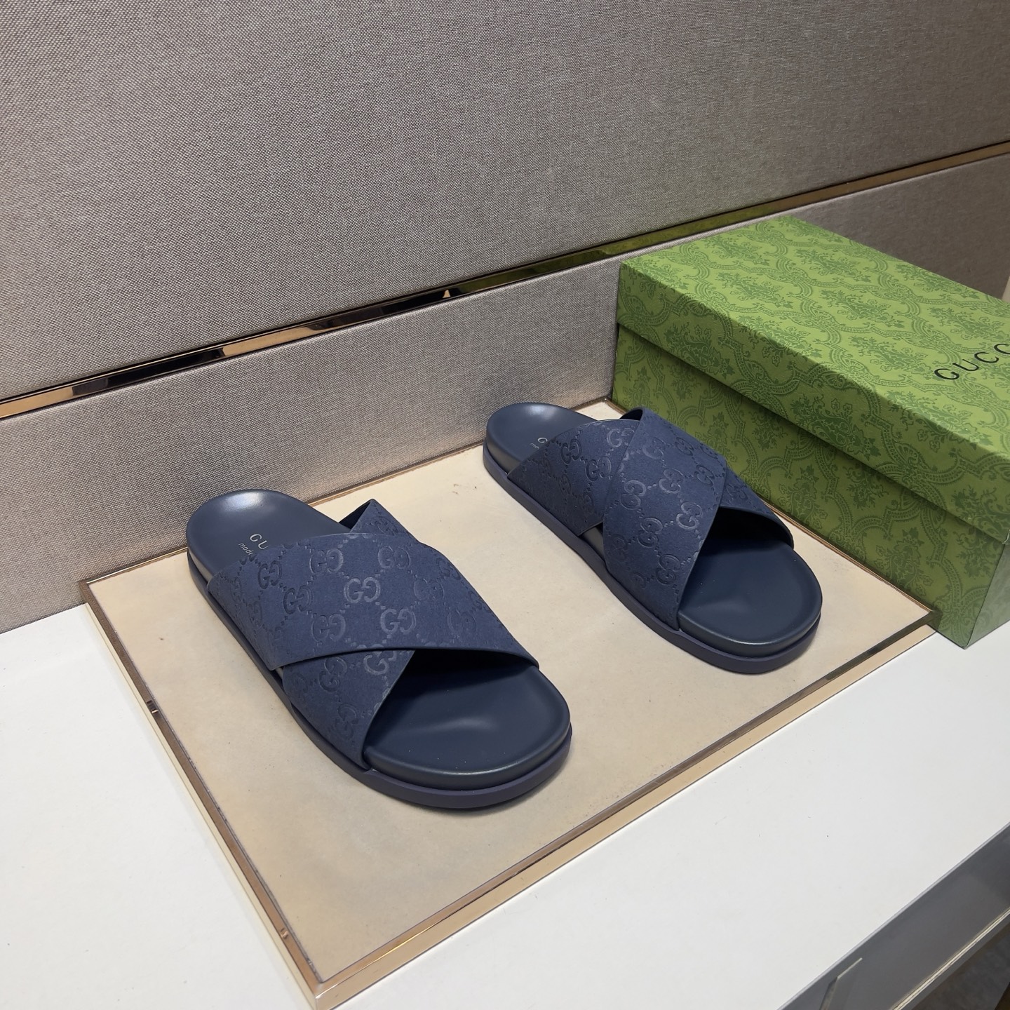 NO:348131,【Fen~】Men's casual slippers are available simultaneously in 2025z cabinet. Number of sizes: 38-44 # 4 color uppers are made of multi-material spliced ​​leather inner lining, comfortable and breathable, original sole is comfortable and wear-resistant, real-life shooting is even better, slippers19860909【芬～】男士休闲拖鞋 2025z柜同步发售 码数:38-44 # 4个颜色鞋面选用多材质拼接真皮内里,舒适透气,鞋底原版舒适耐磨大底,实物拍摄实物更赞,,slippers,Men's shoes