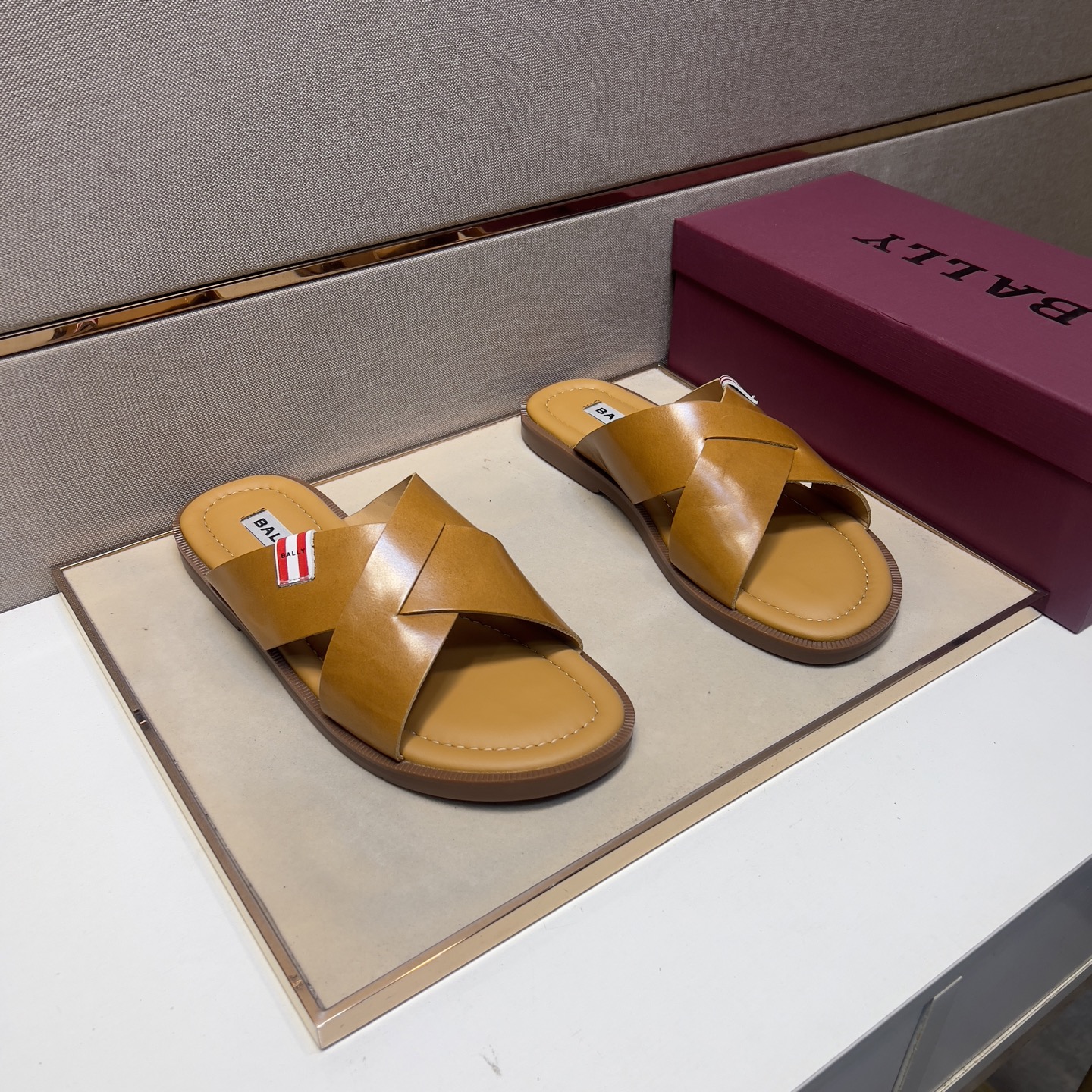 NO:349362,[Ba~] Men's casual slippers are available simultaneously in 2025z cabinet. Size: 39-44, 45, 46, customized# 2 color uppers are made of multi-material spliced ​​leather inner lining, comfortable and breathable, original sole comfortable and wear-resistant and non-slip sole, real-life shooting is even better, slippers19860909【巴～】男士休闲拖鞋 2025z柜同步发售 码数:39-44,45、46,订制# 2个颜色鞋面选用多材质拼接真皮内里,舒适透气,鞋底原版舒适耐磨防滑大底,实物拍摄实物更赞,,slippers,Men's shoes