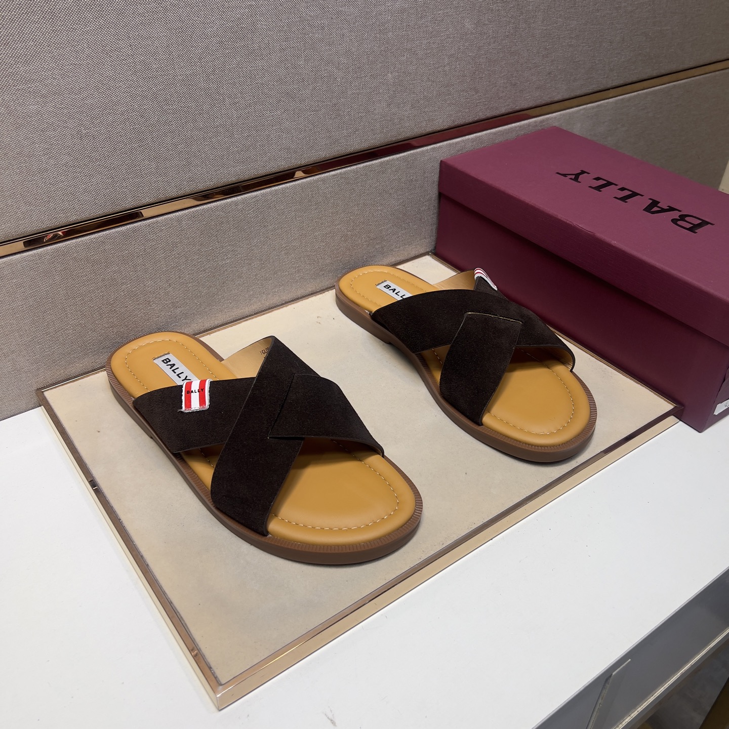 NO:349378,[Ba~] Men's casual slippers are available simultaneously in 2025z cabinet. Size: 39-44, 45, 46, customized# 3 color uppers are made of multi-material spliced ​​leather inner lining, comfortable and breathable, original sole is comfortable and wear-resistant and non-slip sole, real-life shooting is even better, slippers19860909【巴～】男士休闲拖鞋 2025z柜同步发售 码数:39-44,45、46,订制# 3个颜色鞋面选用多材质拼接真皮内里,舒适透气,鞋底原版舒适耐磨防滑大底,实物拍摄实物更赞,,slippers,Men's shoes