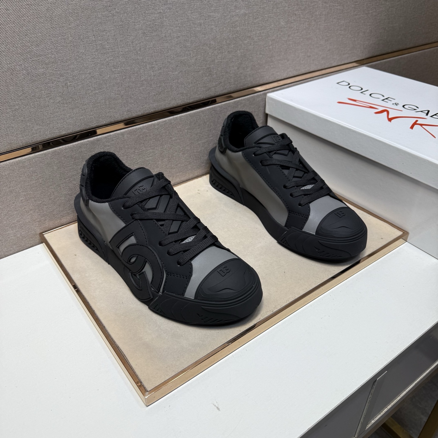 NO:350905,[Dg~] Couple casual shoes are available at the same time in 2025z cabinet. Size: 35-44# 1 color upper is made of multi-material splicing towel inside, comfortable and breathable, the original sole is comfortable and wear-resistant, and the real shot is even better.19860909【Dg～】情侣装休闲鞋 2025z柜同步发售 码数:35-44# 1个颜色鞋面选用多材质拼接毛巾内里,舒适透气,鞋底原版舒适耐磨大底,实物拍摄实物更赞,,Men's shoes