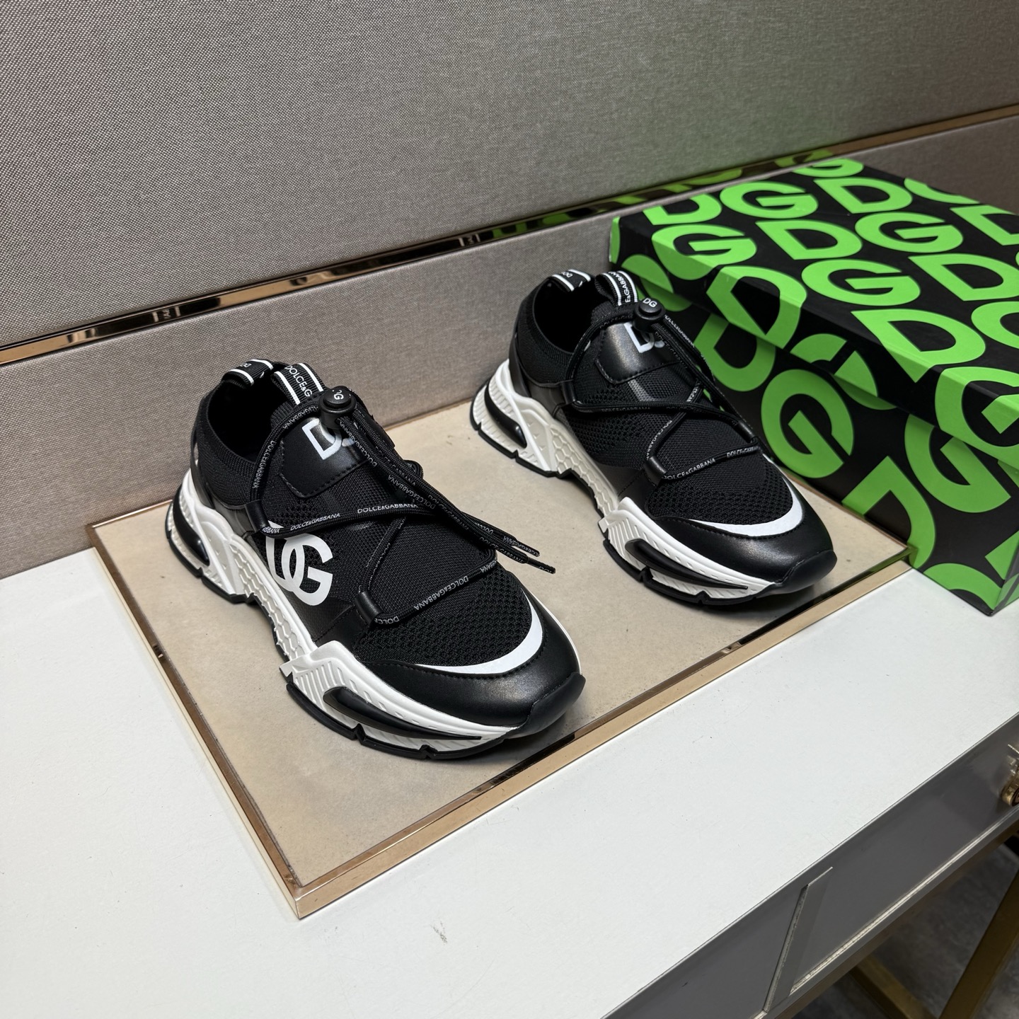 NO:350928,[Dg~] Couple casual shoes are available simultaneously in 2025z cabinet. Size: 35-44# 1 color upper is made of multi-material splicing mesh inner lining, comfortable and breathable, the original sole is comfortable and wear-resistant, and the real shot is even better.19860909【Dg～】情侣装休闲鞋 2025z柜同步发售 码数:35-44# 1个颜色鞋面选用多材质拼接网布内里,舒适透气,鞋底原版舒适耐磨大底,实物拍摄实物更赞,,Men's shoes