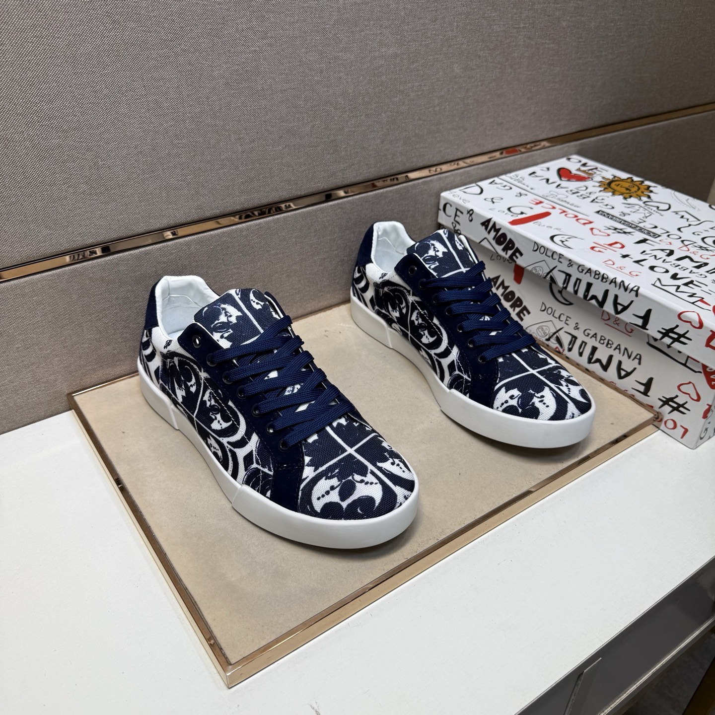 NO:350952,[Dg~] Couple casual shoes are available at the same time in 2025z cabinet. Number of sizes: 35-44# 5 color uppers are made of multi-material spliced ​​leather inner lining, comfortable and breathable, original sole is comfortable and wear-resistant, and the real shot is even better.19860909【Dg～】情侣装休闲鞋 2025z柜同步发售 码数:35-44# 5个颜色鞋面选用多材质拼接真皮内里,舒适透气,鞋底原版舒适耐磨大底,实物拍摄实物更赞,,Men's shoes