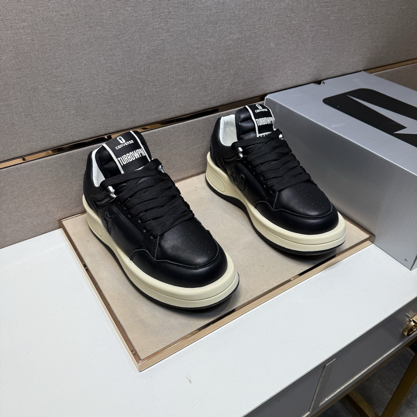 NO:351046,[Kuang~] Couple casual shoes are available at the same time in 2025z cabinet. Size: Women's 35-39, men's 38-44# The uppers of the two colors are made of cowhide spliced ​​sheepskin inner lining, comfortable and breathable, the original sole is comfortable and wear-resistant, and the real shot is even better. Cowhide, sheepskin19860909【匡～】情侣装休闲鞋 2025z柜同步发售 码数:女35-39,男38-44# 2个颜色鞋面选用牛皮拼接羊皮内里,舒适透气,鞋底原版舒适耐磨大底,实物拍摄实物更赞,,cowhide,sheepskin,Men's shoes