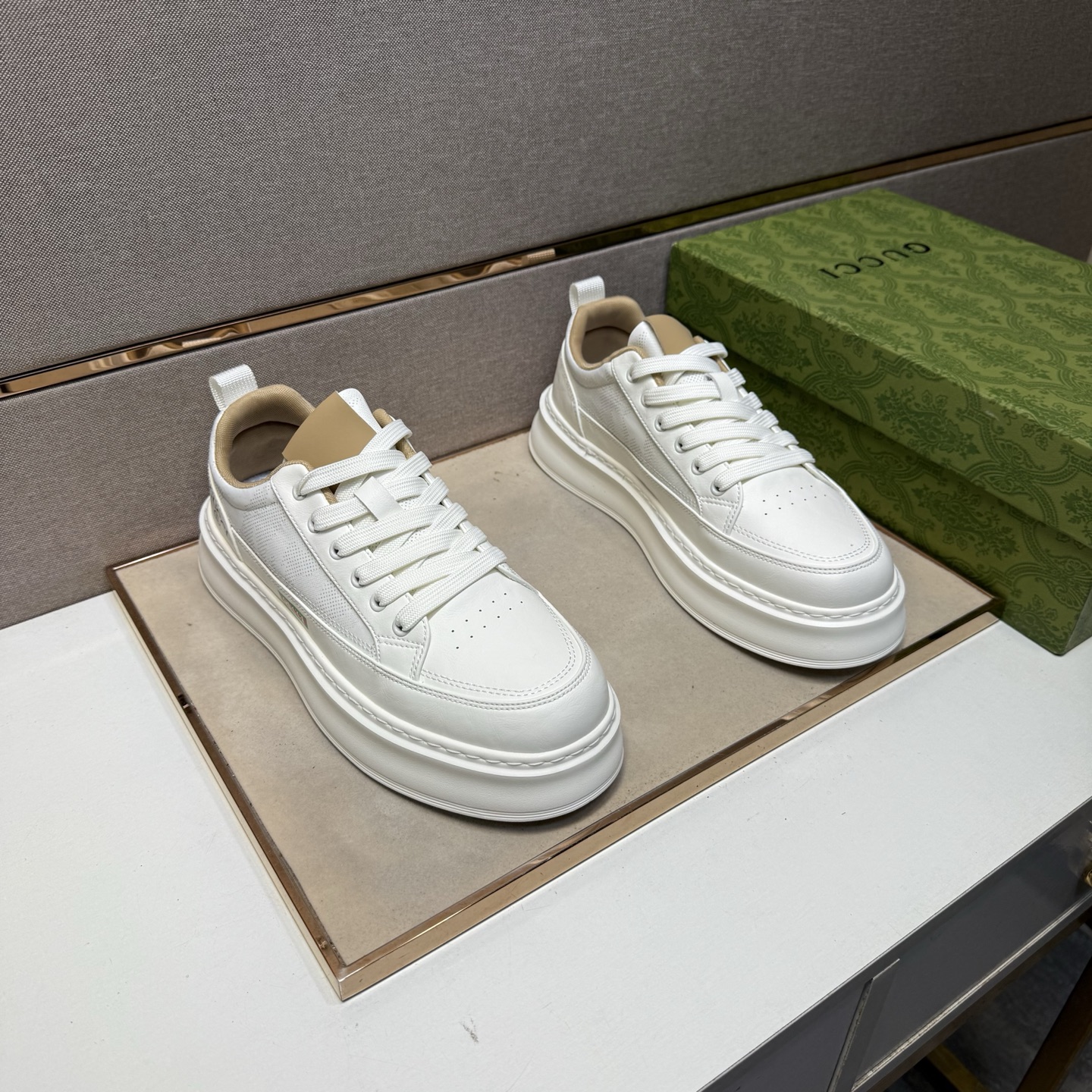 NO:351803,[Ancient ~] Men's casual shoes are available simultaneously in 2025z cabinet. Size: 39-44# The uppers of the two colors are made of multi-material splicing mesh, which is comfortable and breathable. The original sole is comfortable and wear-resistant. The real shot is even better.19860909【古～】男士休闲鞋 2025z柜同步发售 码数:39-44# 2个颜色鞋面选用多材质拼接网布内里,舒适透气,鞋底原版舒适耐磨大底,实物拍摄实物更赞,,Men's shoes