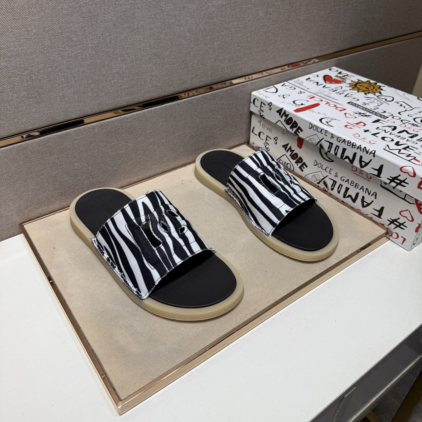 NO:351857,[DG~] Men's casual slippers 2025z cabinet are available simultaneously. Size: 38-44# 1 color upper is made of multi-material spliced ​​leather inner lining, comfortable and breathable, original sole is comfortable and wear-resistant, real-life shooting is even better, slippers19860909【DG～】男士休闲拖鞋 2025z柜同步发售 码数:38-44# 1个颜色鞋面选用多材质拼接真皮内里,舒适透气,鞋底原版舒适耐磨大底,实物拍摄实物更赞,,slippers,Men's shoes