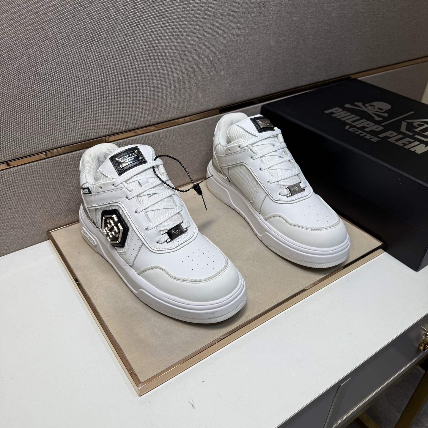 NO:353032,[Jin~] Men's casual shoes are available simultaneously in 2025z cabinet. Size: 39-44# The 4-color uppers are made of multi-material spliced ​​mesh fabric inner lining, comfortable and breathable, the original sole is comfortable and wear-resistant, and the real shot is even better.19860909【纪～】男士休闲鞋 2025z柜同步发售 码数:39-44# 4个颜色鞋面选用多材质拼接网布内里,舒适透气,鞋底原版舒适耐磨大底,实物拍摄实物更赞,,Men's shoes