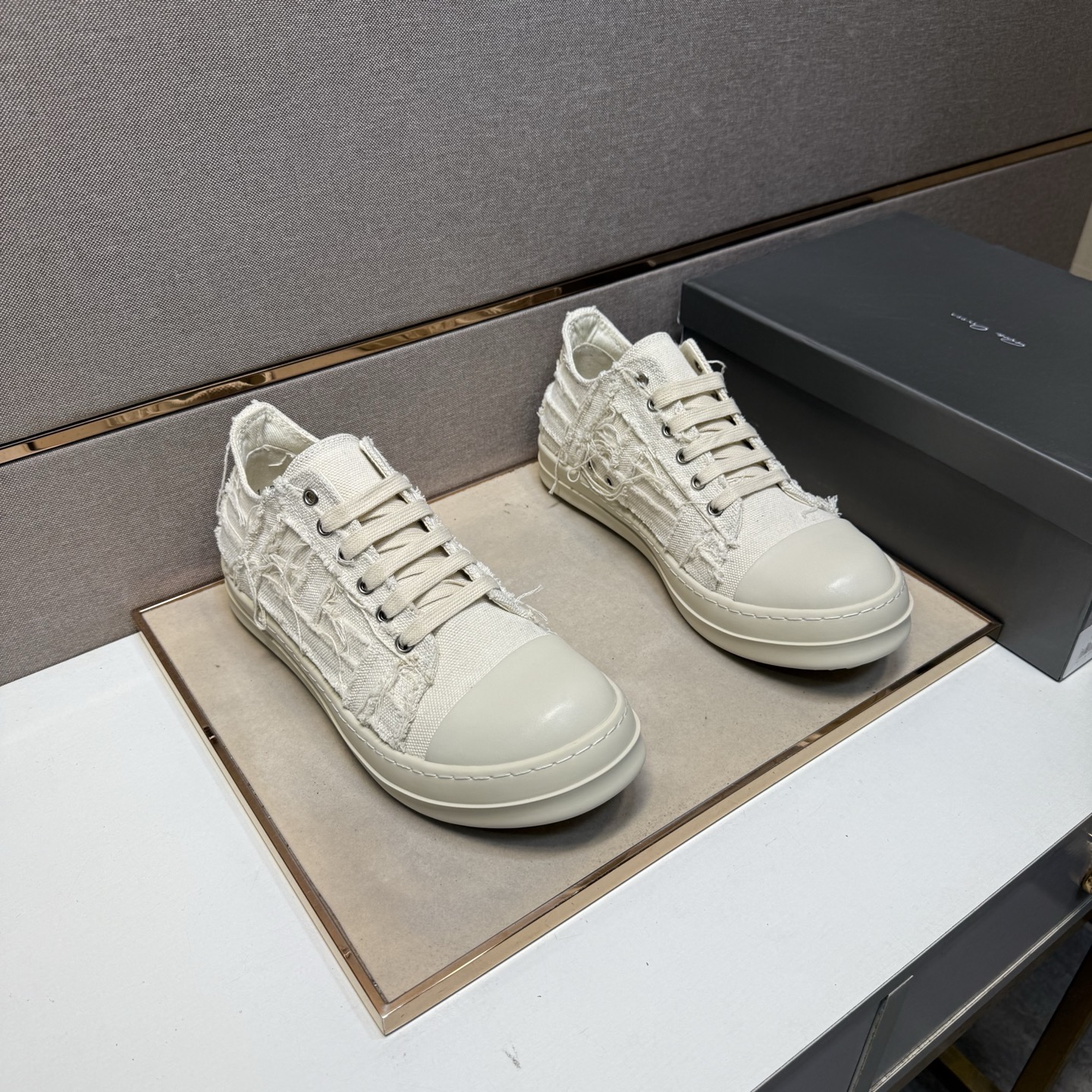 NO:345114,[Europe ~] Couple casual shoes are available simultaneously in 2025z cabinet. Size: 35-47# 1 color upper is made of canvas spliced ​​mesh inner lining, comfortable and breathable, the original sole is comfortable and wear-resistant, and the real shot is even better.19860909【欧～】情侣装休闲鞋 2025z柜同步发售 码数:35-47# 1个颜色鞋面选用帆布拼接网布内里,舒适透气,鞋底原版舒适耐磨大底,实物拍摄实物更赞,,Men's shoes