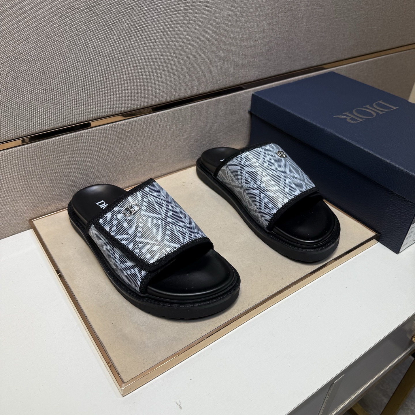 NO:345132,【Di~】Men's casual slippers are available simultaneously in 2025z cabinet. Size: 38-44# 2 colors of the upper are made of multi-material spliced ​​leather inner lining, comfortable and breathable, original sole is comfortable and wear-resistant, real-life shooting is even better, slippers19860909【迪～】男士休闲拖鞋 2025z柜同步发售 码数:38-44# 2个颜色鞋面选用多材质拼接真皮内里,舒适透气,鞋底原版舒适耐磨大底,实物拍摄实物更赞,,slippers,Men's shoes