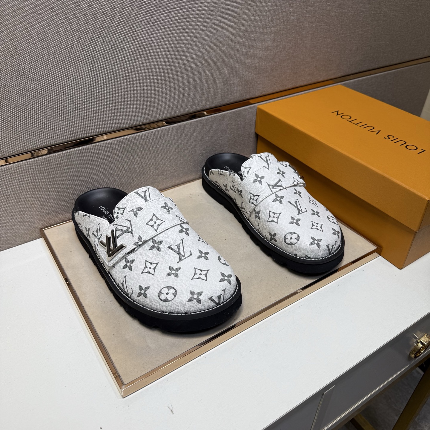 NO:346898,[Lv~] Men's casual slippers 2025z cabinet are available simultaneously. Size: 38-44# 4 color uppers are made of multi-material spliced ​​leather inner lining, comfortable and breathable, original sole comfortable and wear-resistant and non-slip sole, real-life shooting is even better, louis vuitton, slippers19860909【Lv～】男士休闲拖鞋 2025z柜同步发售 码数:38-44# 4个颜色鞋面选用多材质拼接真皮内里,舒适透气,鞋底原版舒适耐磨防滑大底,实物拍摄实物更赞,,louis vuitton,slippers,Men's shoes