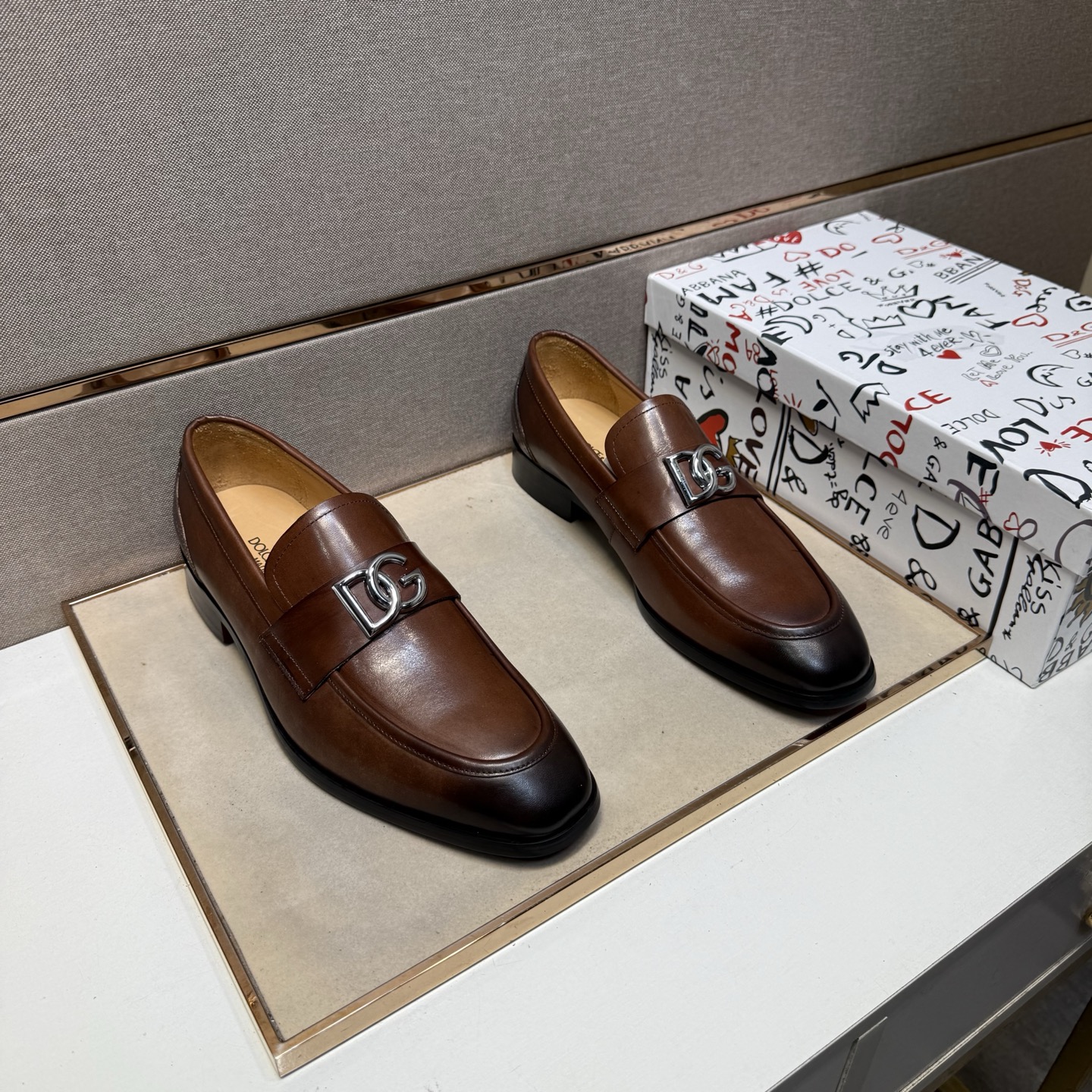 NO:557752,[DG~] Men's casual formal leather shoes 2025z cabinet simultaneous sale Code number: 38-44# 2 colors of uppers made of cowhide stitched with cowhide lining, comfortable and breathable, original soles are comfortable, wear-resistant and non-slip outsole, the real thing is better when photographed,,cowhide19860909【DG～】男士休闲正装皮鞋 2025z柜同步发售 码数:38-44# 2个颜色鞋面选用牛皮拼接牛皮内里,舒适透气,鞋底原版舒适耐磨防滑大底,实物拍摄实物更赞,,cowhide,Men's shoes