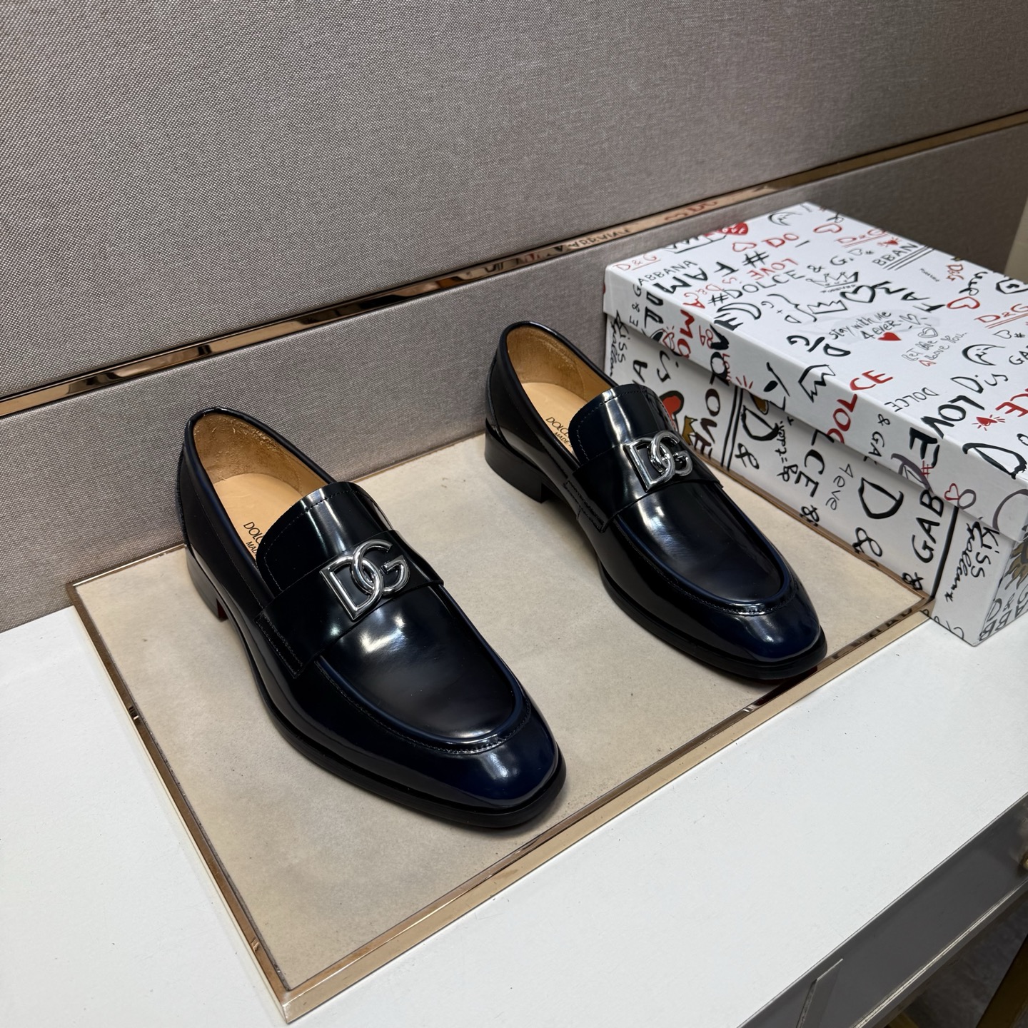 NO:557763,[DG~] Men's casual formal leather shoes 2025z cabinet simultaneous sale Code number: 38-44# 3 colors of uppers made of cowhide stitched with cowhide lining, comfortable and breathable, original soles are comfortable, wear-resistant and non-slip outsole, the real thing is better when shot in person,,cowhide19860909【DG～】男士休闲正装皮鞋 2025z柜同步发售 码数:38-44# 3个颜色鞋面选用牛皮拼接牛皮内里,舒适透气,鞋底原版舒适耐磨防滑大底,实物拍摄实物更赞,,cowhide,Men's shoes