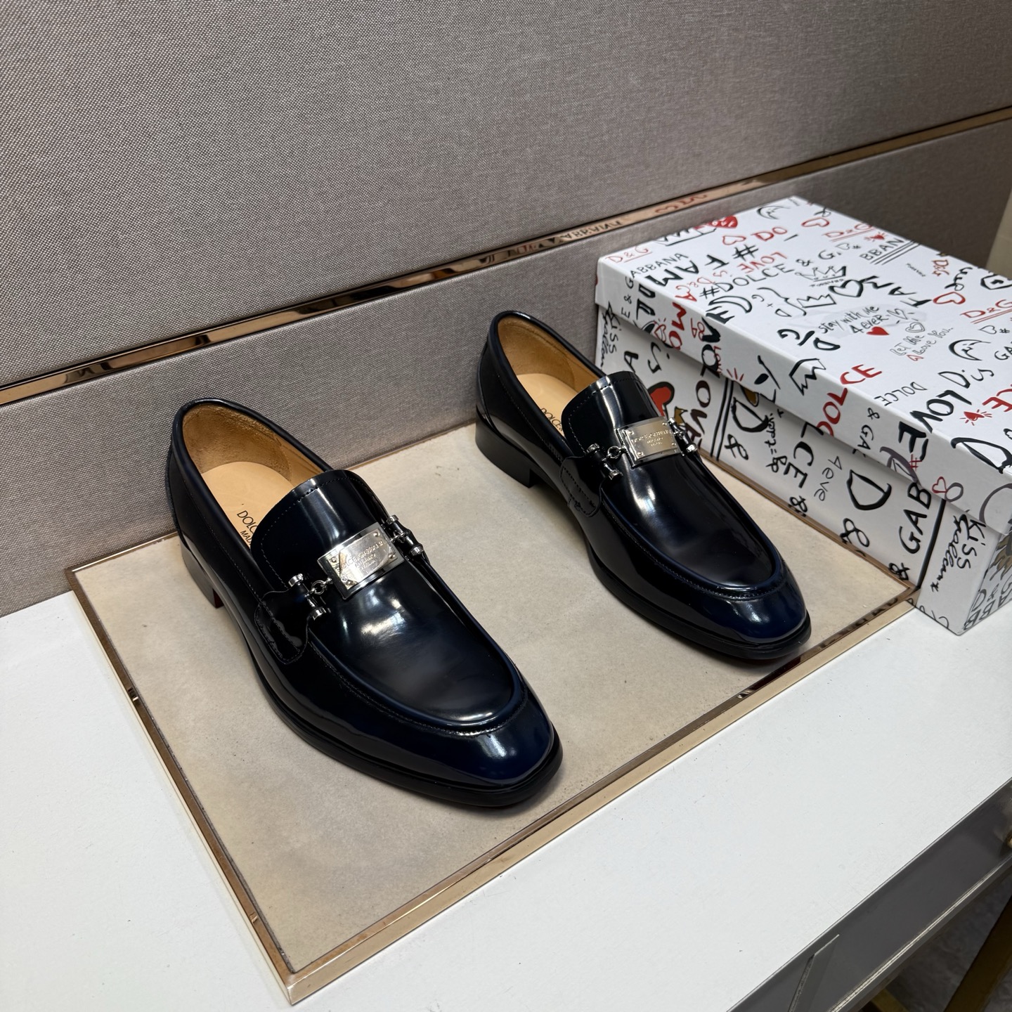 NO:347433,[DG~] Men's casual leather shoes are available simultaneously in 2025z cabinet. Size: 38-44# 3 color uppers are made of cowhide spliced ​​cowhide inner lining, comfortable and breathable, original sole comfortable and wear-resistant and non-slip sole, and the real shot is even better, cowhide19860909【DG～】男士休闲正装皮鞋 2025z柜同步发售 码数:38-44# 3个颜色鞋面选用牛皮拼接牛皮内里,舒适透气,鞋底原版舒适耐磨防滑大底,实物拍摄实物更赞,,cowhide,Men's shoes