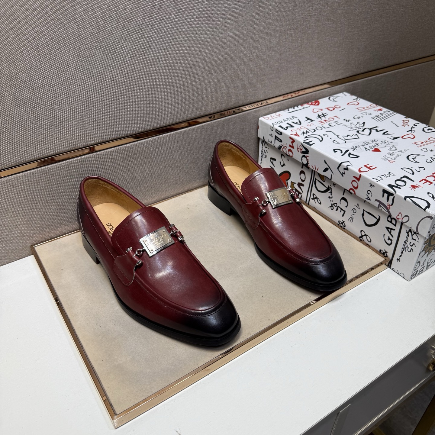 NO:347275,[DG~] Men's casual leather shoes are available simultaneously in 2025z cabinet. Size: 38-44# 2 colors of uppers are made of cowhide spliced ​​cowhide inner lining, comfortable and breathable, original sole comfortable and wear-resistant and non-slip sole, and the real shot is even better, cowhide19860909【DG～】男士休闲正装皮鞋 2025z柜同步发售 码数:38-44# 2个颜色鞋面选用牛皮拼接牛皮内里,舒适透气,鞋底原版舒适耐磨防滑大底,实物拍摄实物更赞,,cowhide,Men's shoes