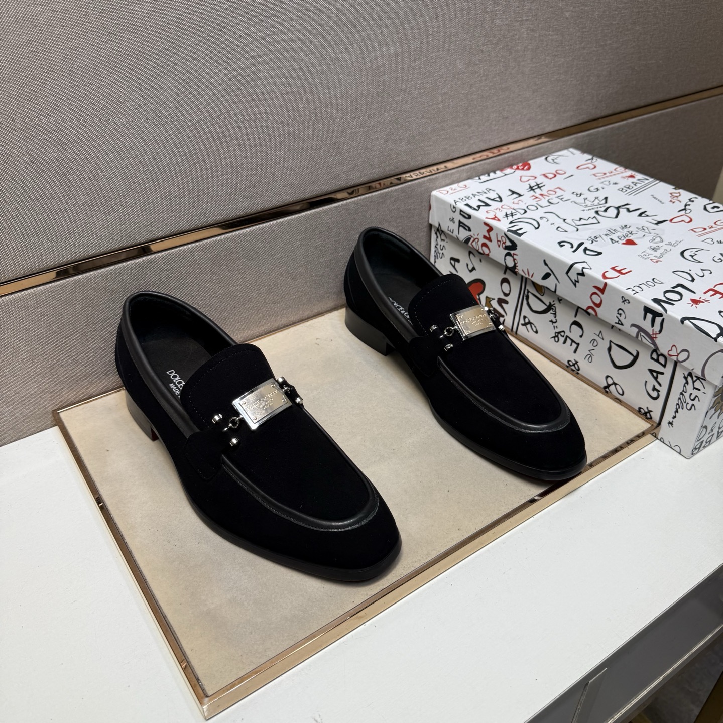 NO:347296,[DG~] Men's casual leather shoes are available simultaneously in 2025z cabinet. Size: 38-44# 1 color upper is made of cowhide spliced ​​cowhide inner lining, comfortable and breathable, original sole is comfortable and wear-resistant and non-slip sole, and the real shot is even better, cowhide19860909【DG～】男士休闲正装皮鞋 2025z柜同步发售 码数:38-44# 1个颜色鞋面选用牛皮拼接牛皮内里,舒适透气,鞋底原版舒适耐磨防滑大底,实物拍摄实物更赞,,cowhide,Men's shoes