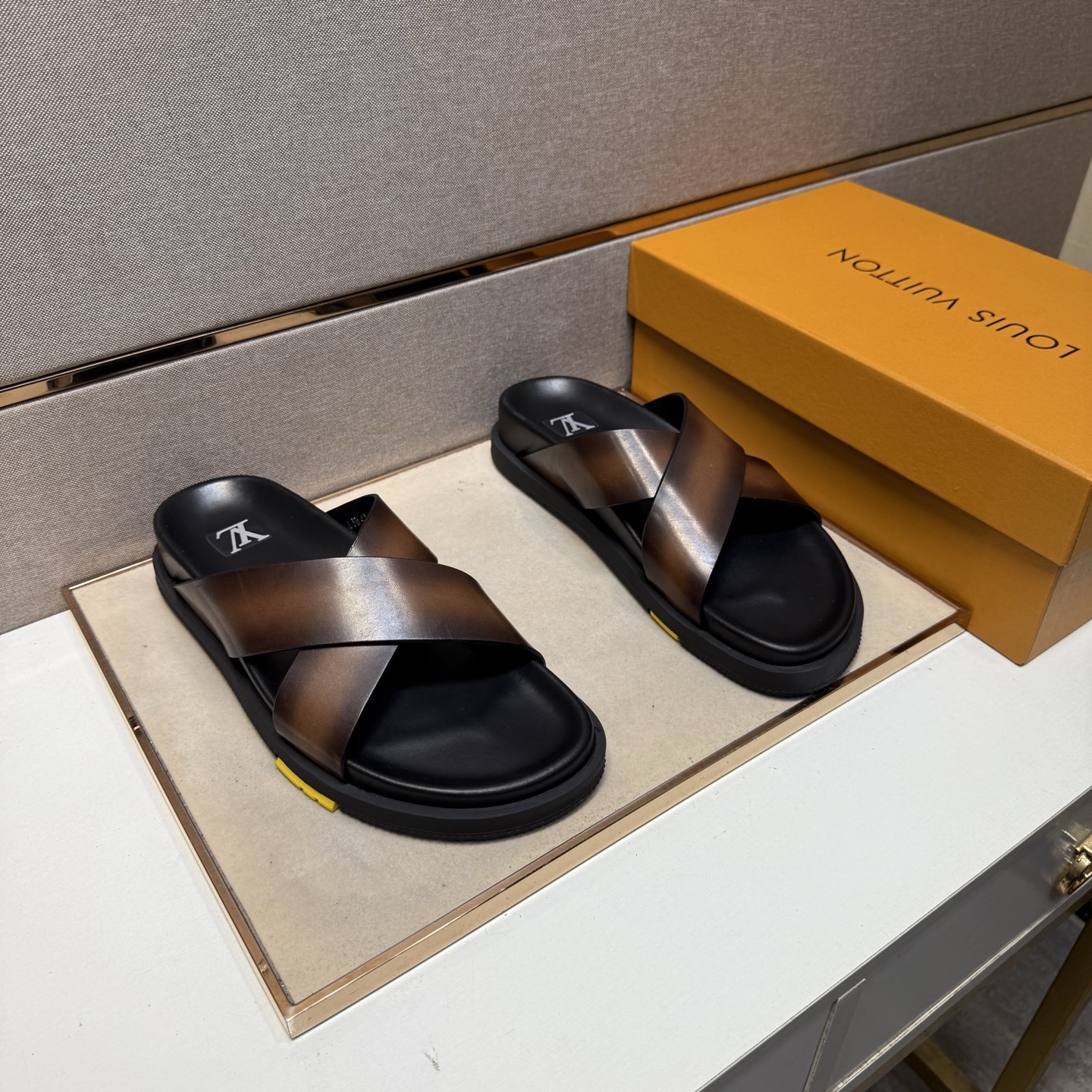 NO:347314,[LV~] Men's casual slippers 2025z cabinet are available simultaneously. Size: 38-44# 4 color uppers are made of cowhide spliced ​​cowhide inner lining, comfortable and breathable, original sole comfortable and wear-resistant and non-slip sole, real-life shooting is even better, louis vuitton, slippers, cowhide19860909【LV～】男士休闲拖鞋 2025z柜同步发售 码数:38-44# 4个颜色鞋面选用牛皮拼接牛皮内里,舒适透气,鞋底原版舒适耐磨防滑大底,实物拍摄实物更赞,,louis vuitton,slippers,cowhide,Men's shoes