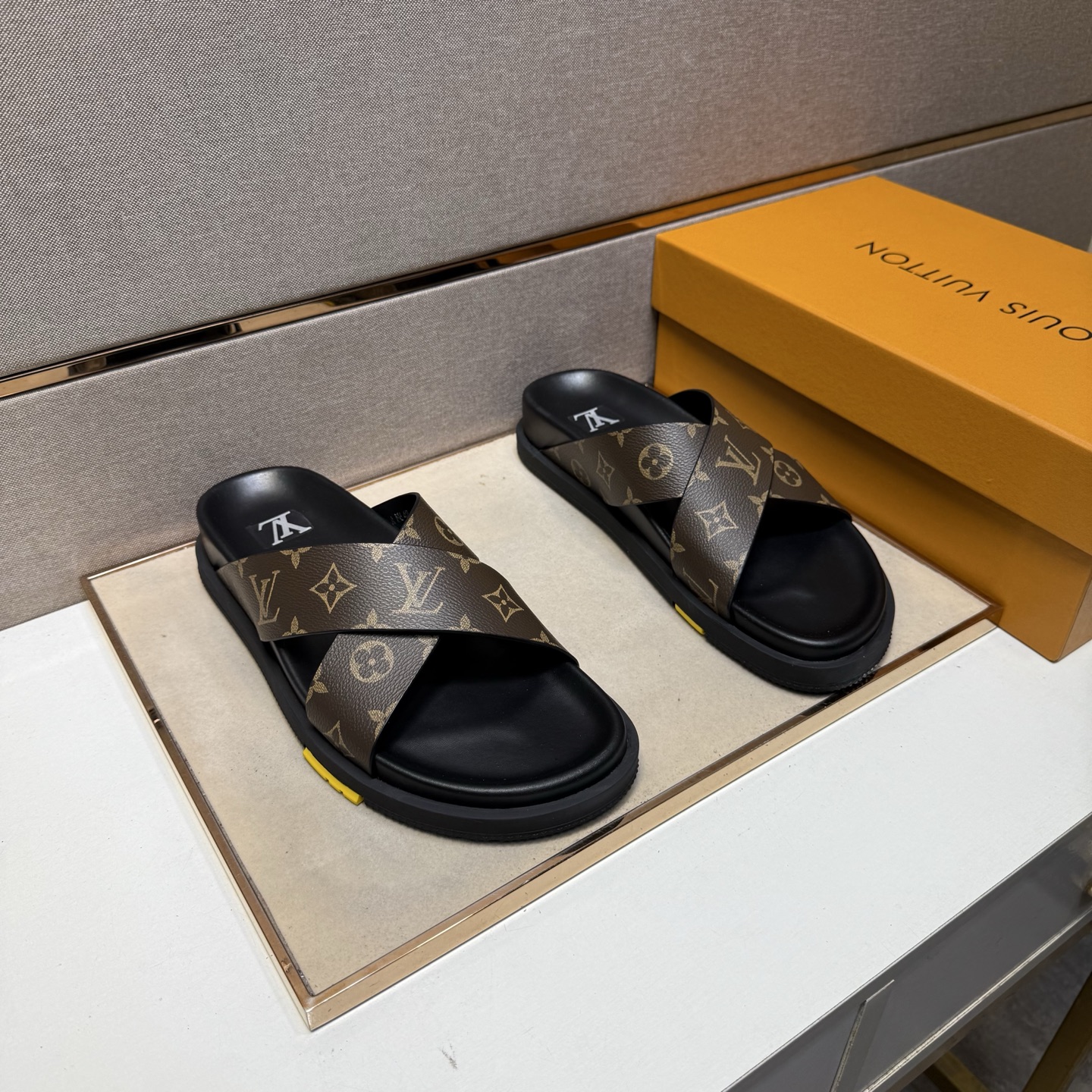 NO:347335,[LV~] Men's casual slippers 2025z cabinet are available simultaneously. Size: 38-44# 2 colors of the upper are made of multi-material spliced ​​cowhide inner lining, comfortable and breathable, original sole comfortable and wear-resistant and non-slip sole, real-life shooting is even better, louis vuitton, slippers, cowhide19860909【LV～】男士休闲拖鞋 2025z柜同步发售 码数:38-44# 2个颜色鞋面选用多材质拼接牛皮内里,舒适透气,鞋底原版舒适耐磨防滑大底,实物拍摄实物更赞,,louis vuitton,slippers,cowhide,Men's shoes