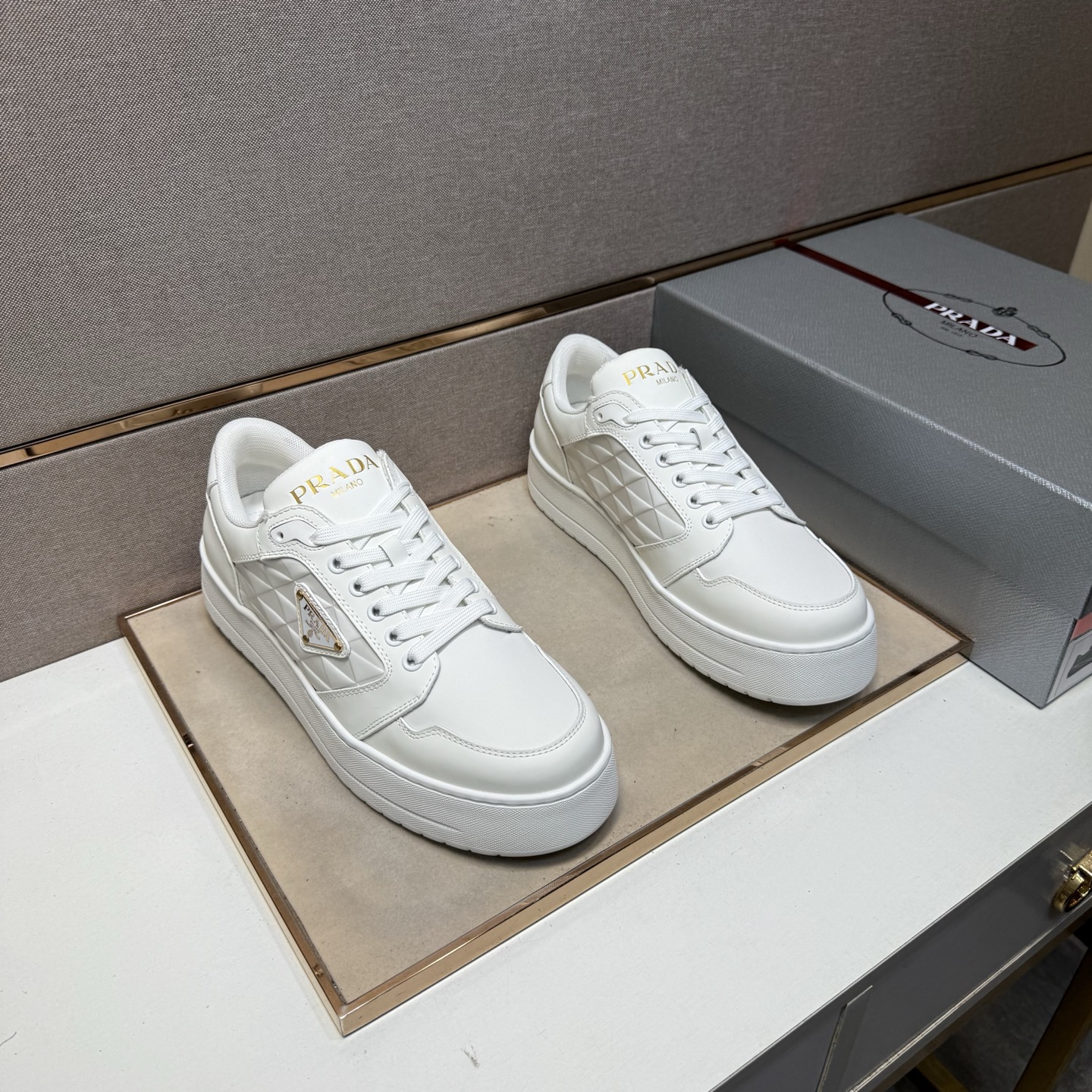 NO:347632,[Public ~] Men's casual shoes are available simultaneously in 2025z cabinet. Size: 38-44# The uppers of the two colors are made of multi-material spliced ​​mesh, which is comfortable and breathable. The original sole is comfortable and wear-resistant. The real shot is even better.19860909【普～】男士休闲鞋 2025z柜同步发售 码数:38-44# 2个颜色鞋面选用多材质拼接网布内里,舒适透气,鞋底原版舒适耐磨大底,实物拍摄实物更赞,,Men's shoes