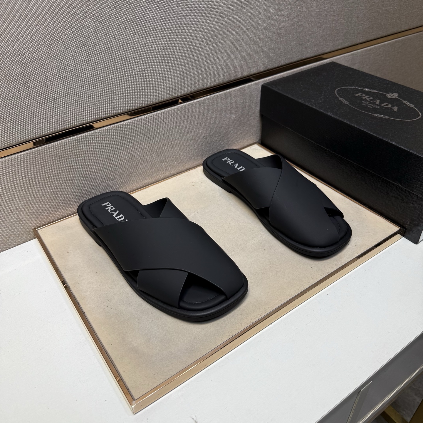 NO:347651,[Public ~] Men's casual slippers are available simultaneously in 2025z cabinet. Number of sizes: 38-44# 5 color uppers are made of multi-material splicing mesh fabric inner lining, comfortable and breathable, original sole is comfortable and wear-resistant, real-life shooting is even better, slippers19860909【普～】男士休闲拖鞋 2025z柜同步发售 码数:38-44# 5个颜色鞋面选用多材质拼接网布内里,舒适透气,鞋底原版舒适耐磨大底,实物拍摄实物更赞,,slippers,Men's shoes