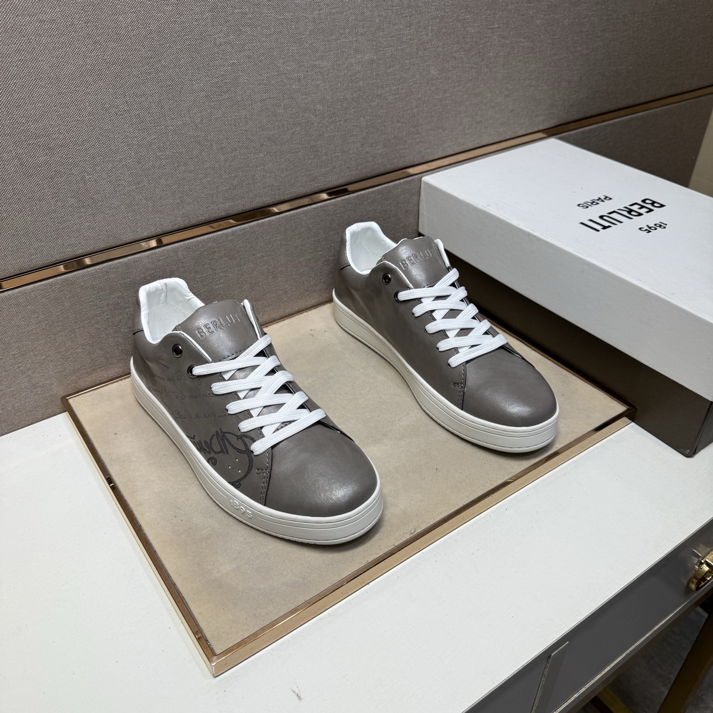 NO:349037,[Blu~] Men's casual shoes are available simultaneously in 2025z cabinet. Size: 38-44# 1 color upper is made of multi-material spliced ​​leather inner lining, comfortable and breathable, the original sole is comfortable and wear-resistant and non-slip sole, and the real thing is even better.19860909【布鲁～】男士休闲鞋 2025z柜同步发售 码数:38-44# 1个颜色鞋面选用多材质拼接真皮内里,舒适透气,鞋底原版舒适耐磨防滑大底,实物拍摄实物更赞,,Men's shoes