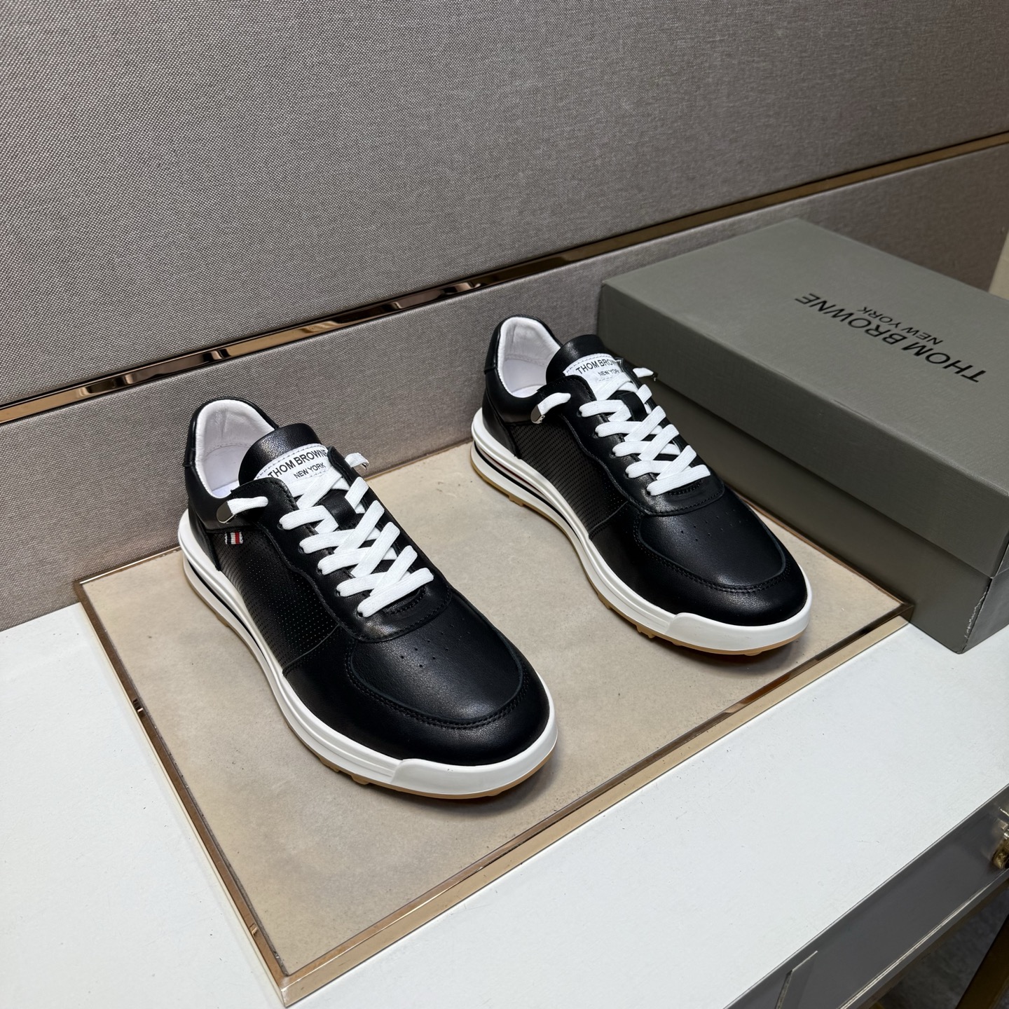 NO:349052,【TB～】Men's casual shoes 2025z cabinets are available simultaneously. Size: 38-44# The uppers of the two colors are made of multi-material spliced ​​leather inner lining, comfortable and breathable, the original sole is comfortable and wear-resistant and non-slip sole, and the real thing is even better.19860909【TB～】男士休闲鞋 2025z柜同步发售 码数:38-44# 2个颜色鞋面选用多材质拼接真皮内里,舒适透气,鞋底原版舒适耐磨防滑大底,实物拍摄实物更赞,,Men's shoes