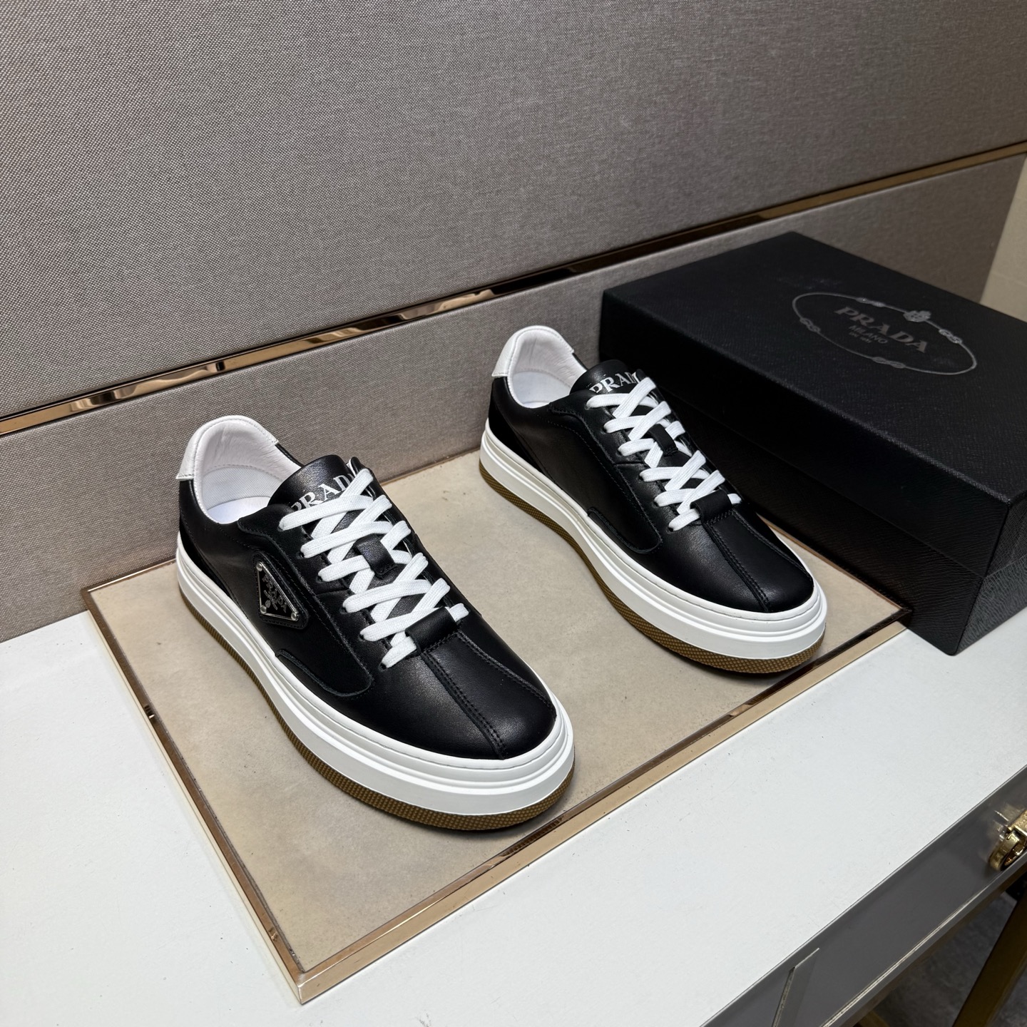 NO:349099,[Pre-Premium] Men's casual shoes 2025z cabinets are available simultaneously. Size: 38-44# 2 colors of the upper are made of multi-material spliced ​​leather inner lining, comfortable and breathable, the original sole is comfortable and wear-resistant and non-slip sole, and the real thing is even better.19860909【普～】男士休闲鞋 2025z柜同步发售 码数:38-44# 2个颜色鞋面选用多材质拼接真皮内里,舒适透气,鞋底原版舒适耐磨防滑大底,实物拍摄实物更赞,,Men's shoes