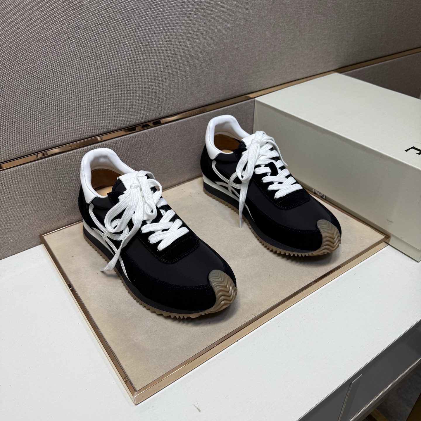 NO:350103,[Loyi~] Men's casual shoes are available simultaneously in 2025z cabinet. Size: 39-44# 2 colors of the upper are made of multi-material spliced ​​sheepskin inner lining, comfortable and breathable, original sole is comfortable and wear-resistant, real-life shooting is even better, loewe, sheepskin19860909【罗意～】男士休闲鞋 2025z柜同步发售 码数:39-44# 2个颜色鞋面选用多材质拼接羊皮内里,舒适透气,鞋底原版舒适耐磨大底,实物拍摄实物更赞,,loewe,sheepskin,Men's shoes