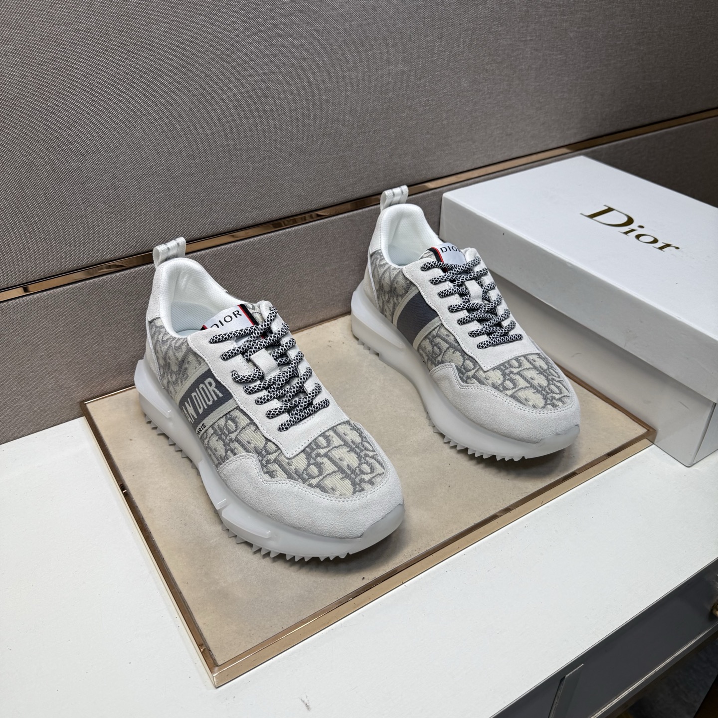 NO:350562,【Di~】Men's casual shoes are available simultaneously in 2025z cabinet. Size: 38-44# The uppers of 2 colors are made of multi-material splicing mesh, which is comfortable and breathable. The original sole is comfortable and wear-resistant and non-slip sole. The real shot is even better.19860909【迪～】男士休闲鞋 2025z柜同步发售 码数:38-44# 2个颜色鞋面选用多材质拼接网布内里,舒适透气,鞋底原版舒适耐磨防滑大底,实物拍摄实物更赞,,Men's shoes