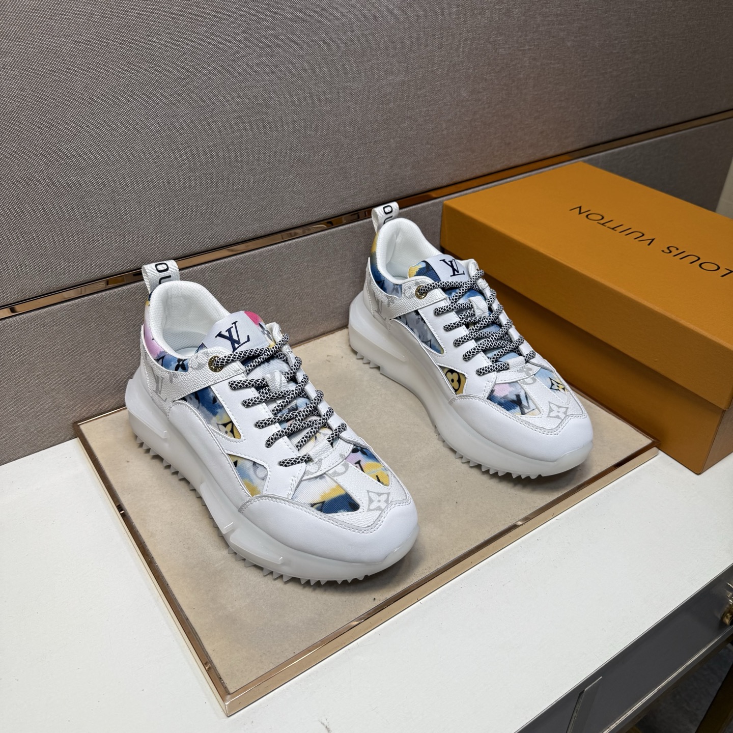 NO:350583,【LV ～】Men's casual shoes 2025z cabinets are available simultaneously Size: 38-44# 4 color uppers are made of multi-material splicing mesh inner lining, comfortable and breathable, original sole comfortable and wear-resistant and non-slip sole, real-life shooting is even better, louis vuitton19860909【LV～】男士休闲鞋 2025z柜同步发售 码数:38-44# 4个颜色鞋面选用多材质拼接网布内里,舒适透气,鞋底原版舒适耐磨防滑大底,实物拍摄实物更赞,,louis vuitton,Men's shoes