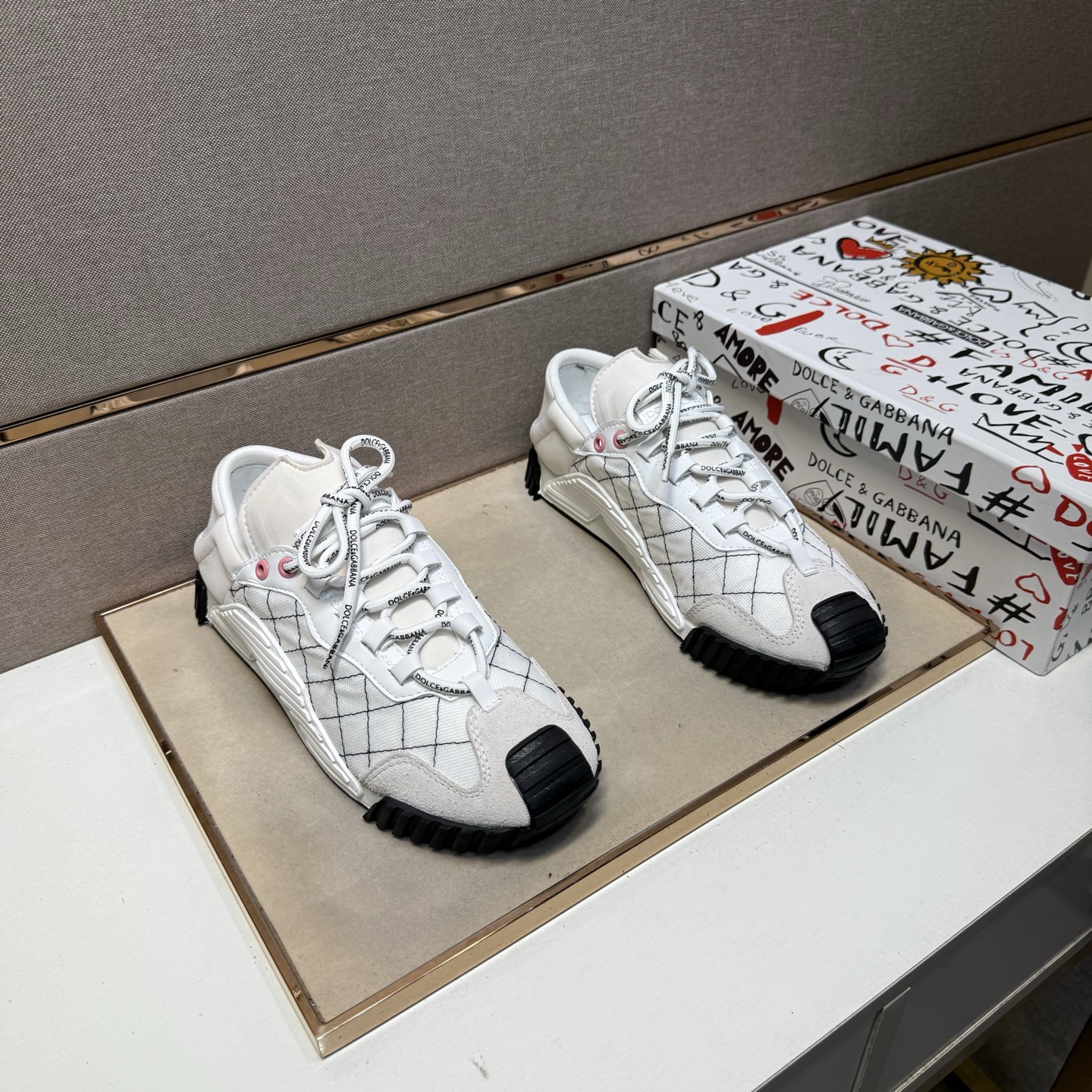 NO:351054,[DG~] Couple casual shoes, 2025z cabinets are available simultaneously. Size: 35-44# 2 color uppers are made of multi-material spliced ​​mesh fabric inner lining, comfortable and breathable, original sole comfortable and wear-resistant and non-slip sole, and the real shot is even better.19860909【DG～】情侣装休闲鞋,2025z柜同步发售 码数:35-44# 2个颜色鞋面选用多材质拼接网布内里,舒适透气,鞋底原版舒适耐磨防滑大底,实物拍摄实物更赞,,Men's shoes