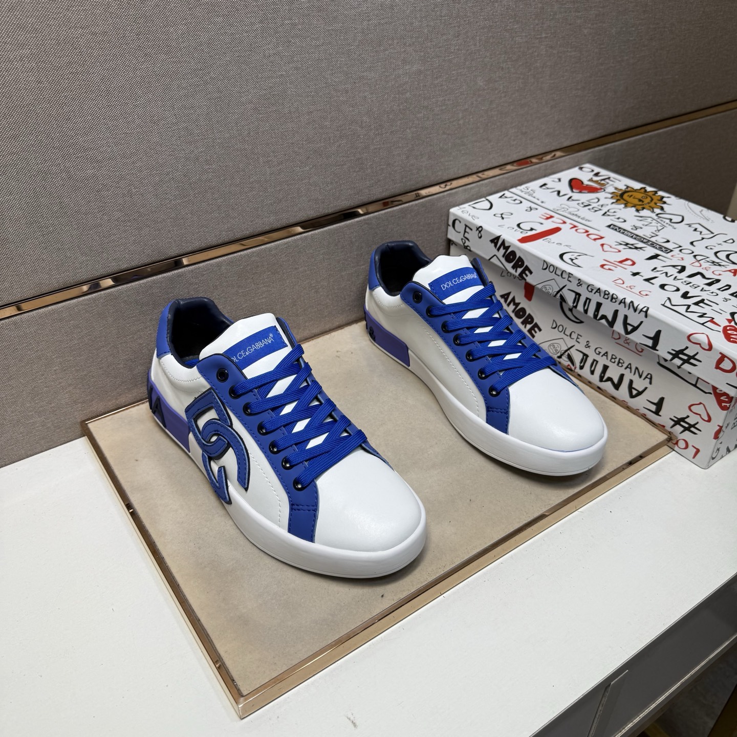 NO:351064,[DG~] Couple casual shoes, 2025z cabinets are available simultaneously. Size: 35-44# 1 color upper is made of multi-material spliced ​​leather inner lining, comfortable and breathable, the original sole is comfortable and wear-resistant and non-slip sole, and the real thing is even better.19860909【DG～】情侣装休闲鞋,2025z柜同步发售 码数:35-44# 1个颜色鞋面选用多材质拼接真皮内里,舒适透气,鞋底原版舒适耐磨防滑大底,实物拍摄实物更赞,,Men's shoes