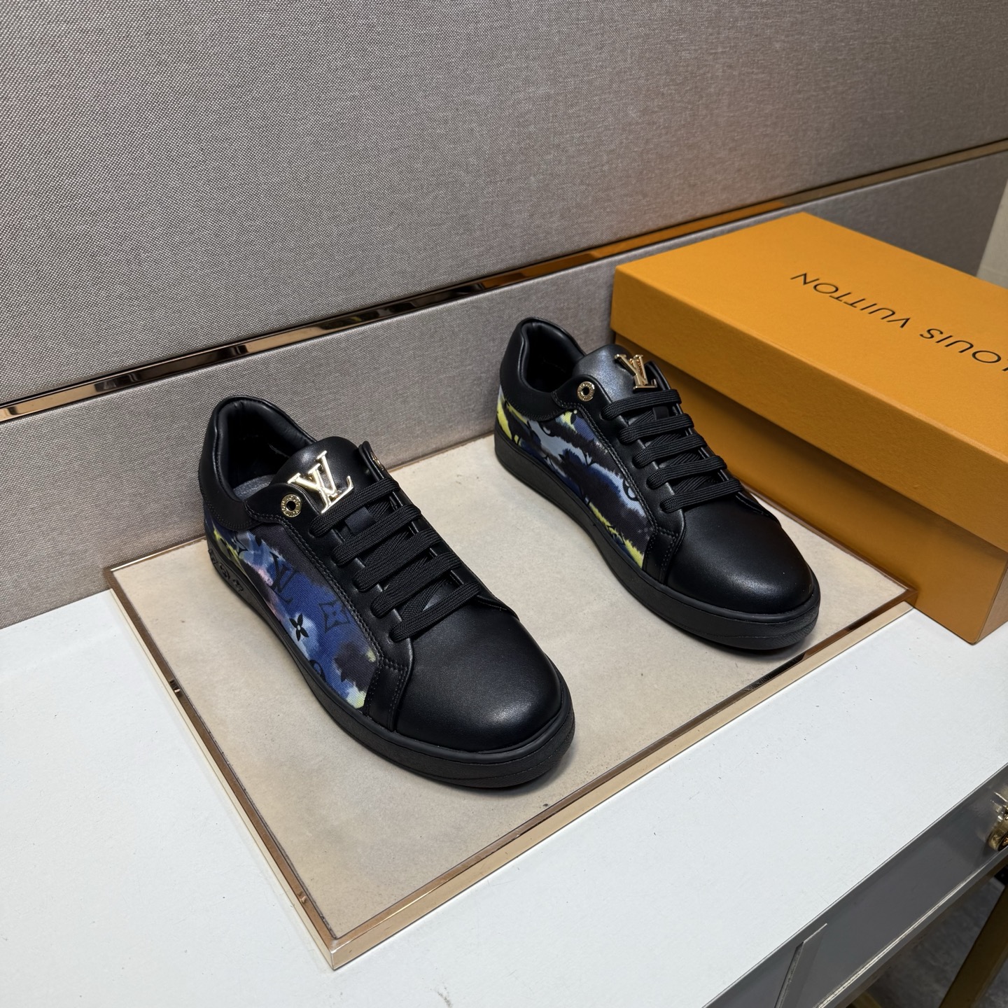 NO:352844,[LV~] Men's casual shoes 2025z cabinets are available simultaneously. Size: 38-44# 3 color uppers are made of multi-material spliced ​​leather inner lining, comfortable and breathable, original sole comfortable and wear-resistant sole, real-life shooting is even more beautiful, louis vuitton19860909【LV～】男士休闲鞋 2025z柜同步发售 码数:38-44# 3个颜色鞋面选用多材质拼接真皮内里,舒适透气,鞋底原版舒适耐磨大底,实物拍摄实物更赞,,louis vuitton,Men's shoes
