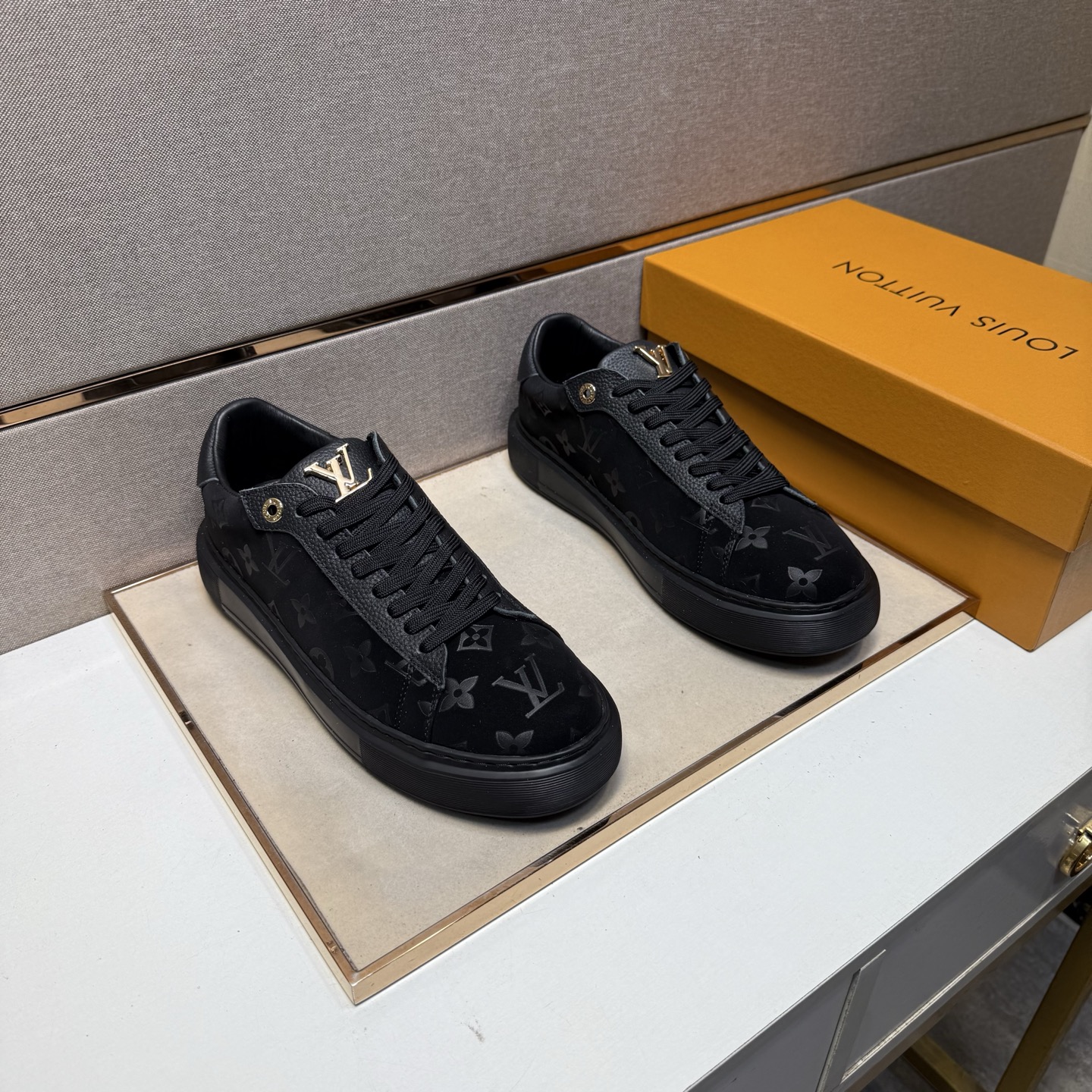 NO:352853,[LV~] Men's casual shoes 2025z cabinets are available simultaneously. Size: 38-44# 2 colors of the upper are made of multi-material spliced ​​leather inner lining, comfortable and breathable, original sole comfortable and wear-resistant sole, real-life shooting is even more beautiful, louis vuitton19860909【LV～】男士休闲鞋 2025z柜同步发售 码数:38-44# 2个颜色鞋面选用多材质拼接真皮内里,舒适透气,鞋底原版舒适耐磨大底,实物拍摄实物更赞,,louis vuitton,Men's shoes