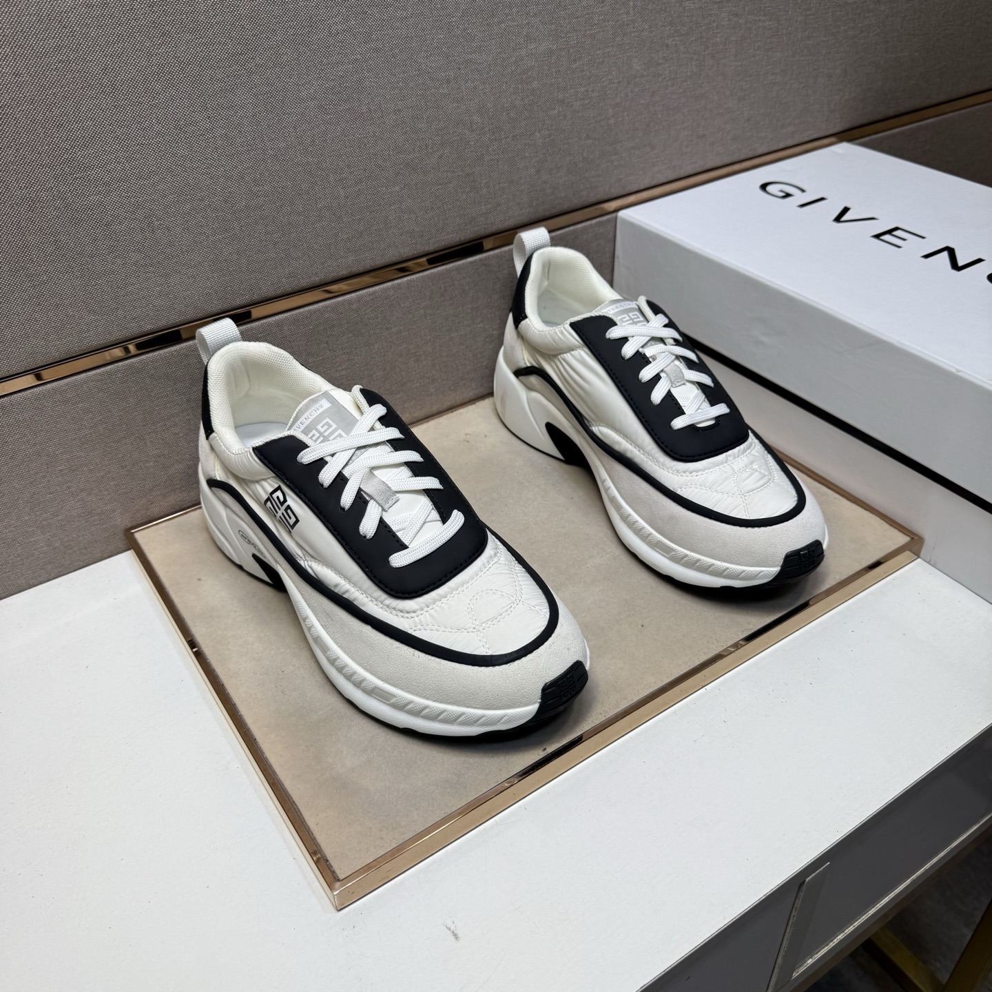 NO:353807,[Jin~] Men's casual shoes are available simultaneously in 2025z cabinet. Size: 39-44# The 4-color uppers are made of multi-material spliced ​​mesh fabric inner lining, comfortable and breathable, the original sole is comfortable and wear-resistant, and the real shot is even better.19860909【纪～】男士休闲鞋 2025z柜同步发售 码数:39-44# 4个颜色鞋面选用多材质拼接网布内里,舒适透气,鞋底原版舒适耐磨大底,实物拍摄实物更赞,,Men's shoes