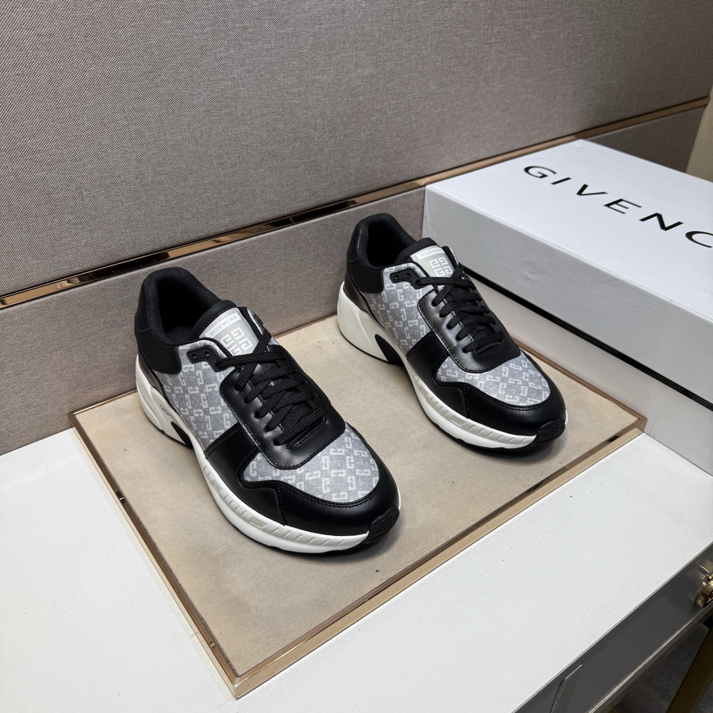 NO:353824,[Jin~] Men's casual shoes are available simultaneously in 2025z cabinet. Size: 39-44# 6 color uppers are made of multi-material spliced ​​mesh fabric inner lining, comfortable and breathable, original sole is comfortable and wear-resistant, and the real shot is even better.19860909【纪～】男士休闲鞋 2025z柜同步发售 码数:39-44# 6个颜色鞋面选用多材质拼接网布内里,舒适透气,鞋底原版舒适耐磨大底,实物拍摄实物更赞,,Men's shoes