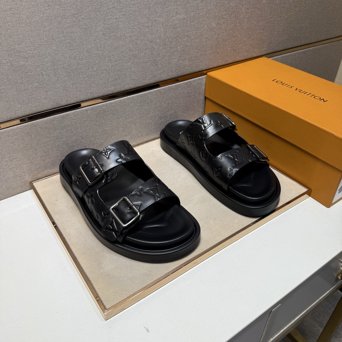 NO:344468,[LV~] Men's casual slippers 2025z cabinet are available simultaneously. Size: 39-44# 2 color uppers are made of cowhide spliced ​​leather inner lining, comfortable and breathable, original sole comfortable and wear-resistant sole, real-life shooting is even more beautiful, louis vuitton, slippers, cowhide19860909【LV～】男士休闲拖鞋 2025z柜同步发售 码数:39-44# 2个颜色鞋面选用牛皮拼接真皮内里,舒适透气,鞋底原版舒适耐磨大底,实物拍摄实物更赞,,louis vuitton,slippers,cowhide,Men's shoes
