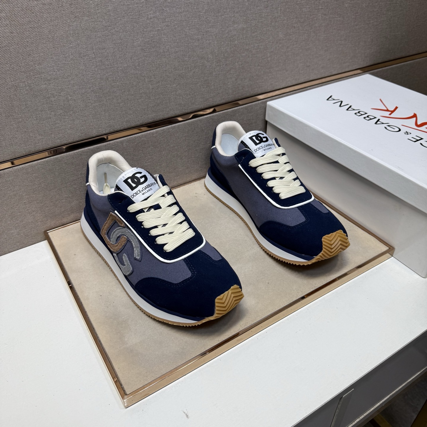 NO:344524,[DG~] Couple casual shoes are available at the same time in 2025z cabinet. Size: 36-44# 1 color upper is made of multi-material spliced ​​leather inner lining, comfortable and breathable, the original sole is comfortable and wear-resistant, and the real shot is even better.19860909【DG～】情侣装休闲鞋 2025z柜同步发售 码数:36-44# 1个颜色鞋面选用多材质拼接真皮内里,舒适透气,鞋底原版舒适耐磨大底,实物拍摄实物更赞,,Men's shoes